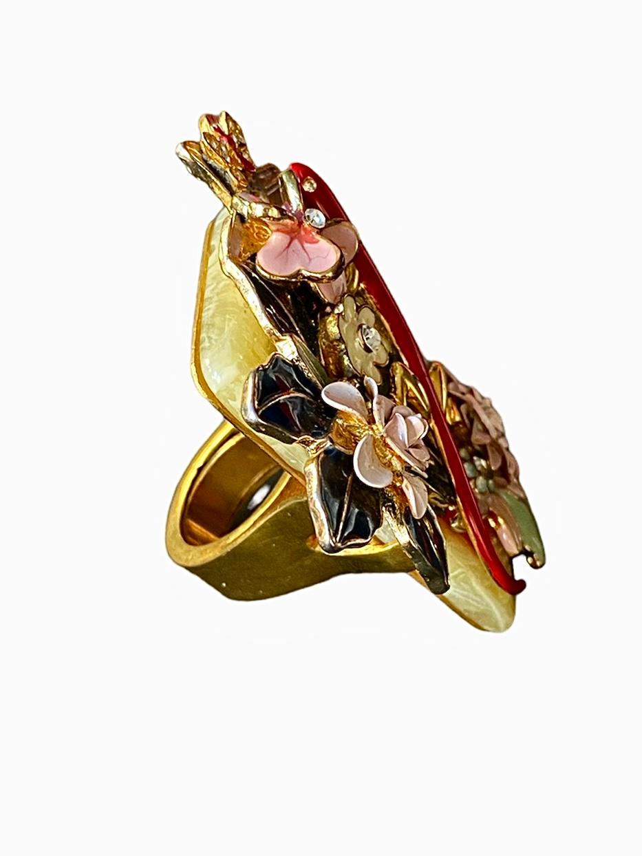 Anillo Único. High Upcycling. Cuarzo, bronce chapado en oro y elementos vintage. Artesano en venta