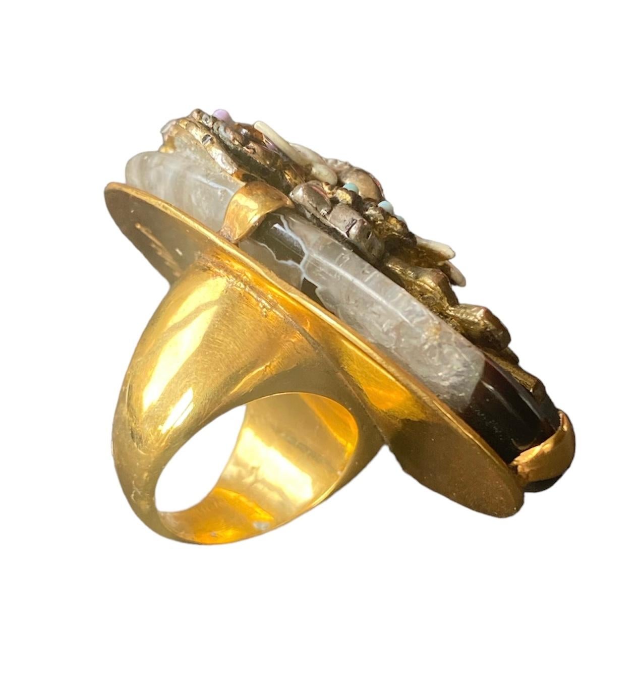 Anillo Único. High Upcycling. Cuarzo, bronce chapado en oro y elementos vintage. Artesano en venta