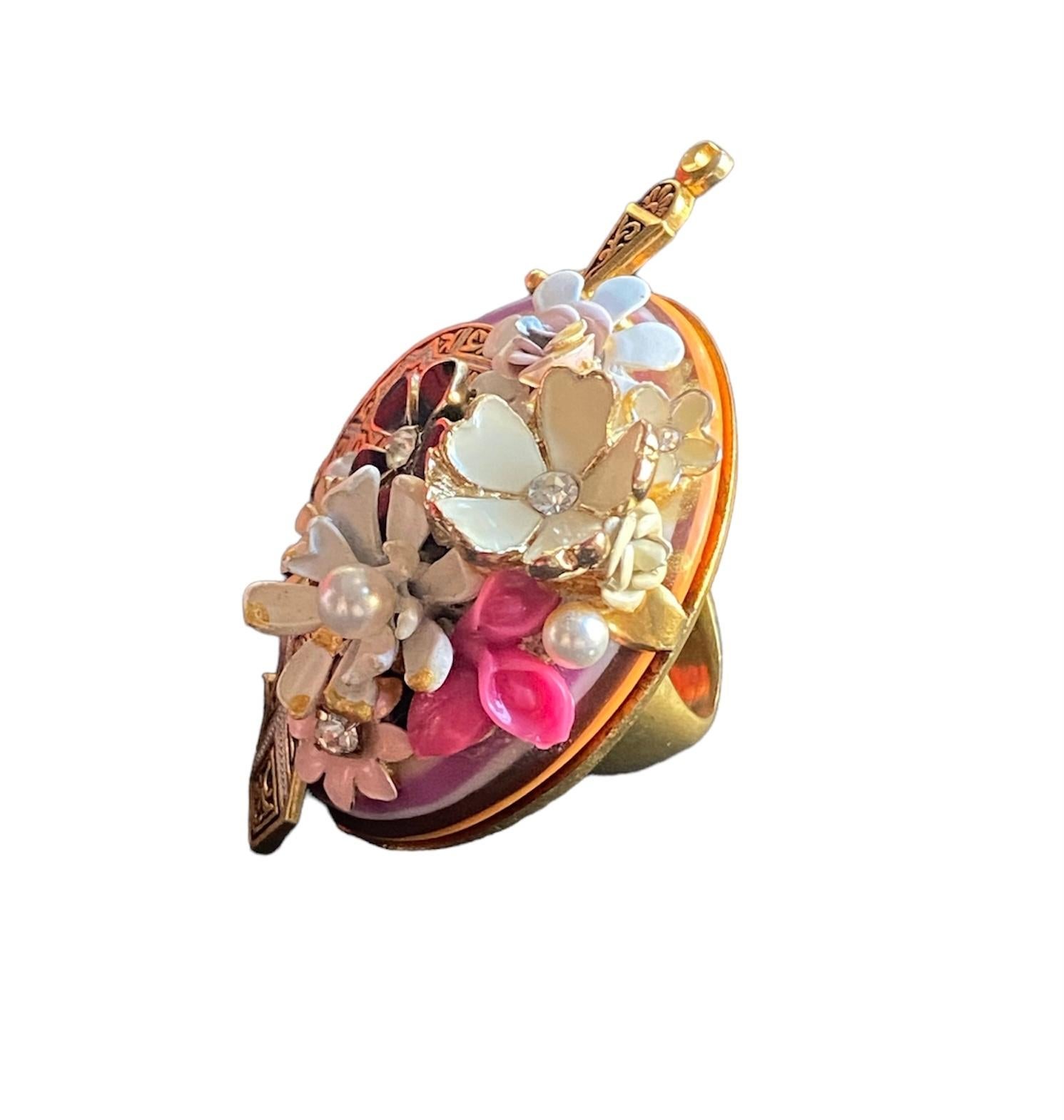 Anillo Único. High Upcycling. Cuarzo, bronce chapado en oro y elementos vintage. Corte baguette en venta