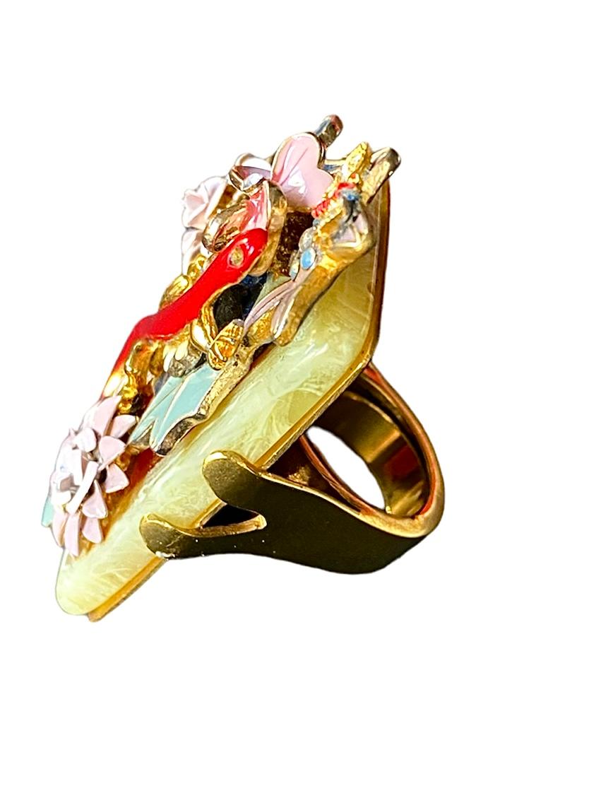 Anillo Único. High Upcycling. Cuarzo, bronce chapado en oro y elementos vintage. Corte baguette en venta