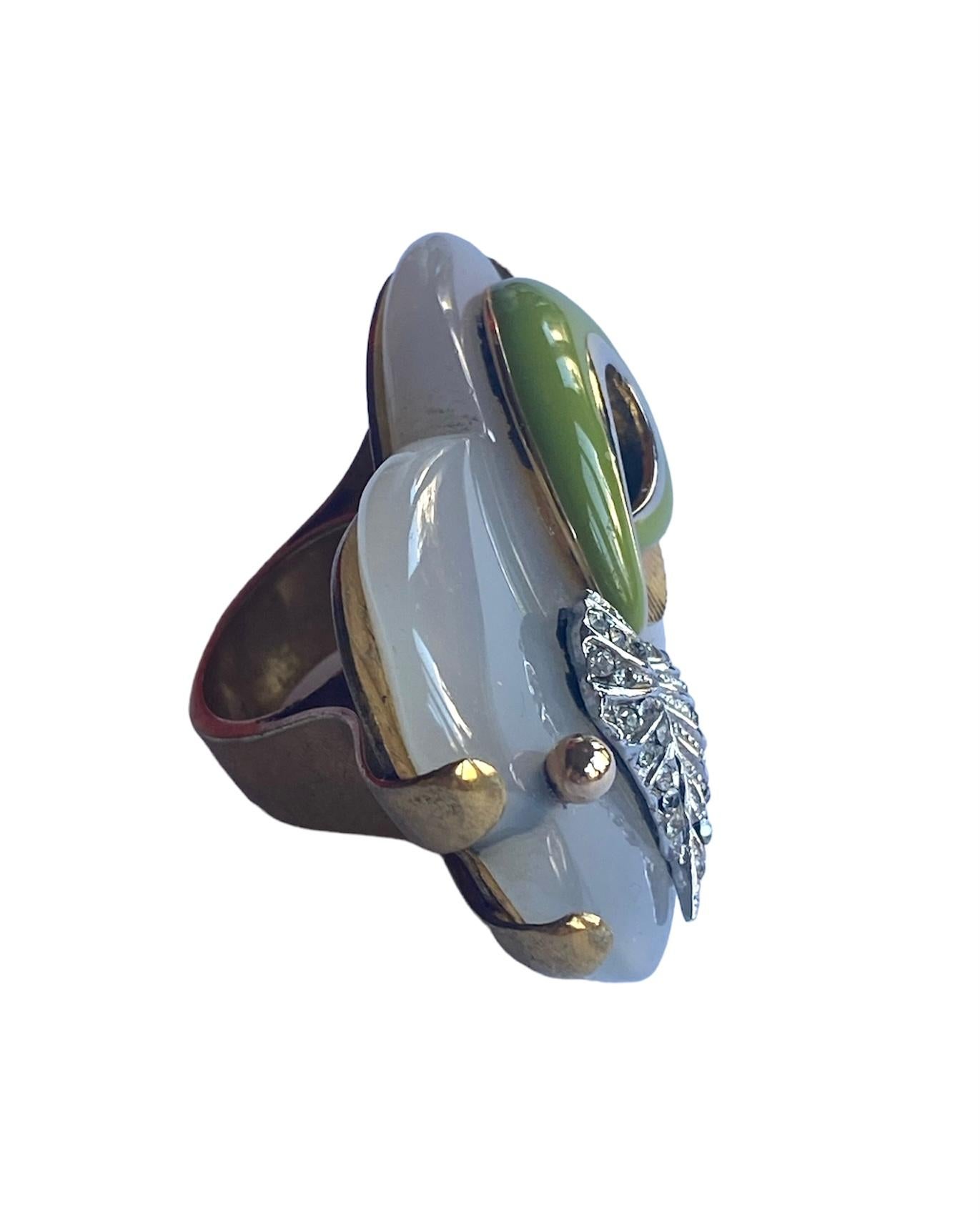 Anillo Único. High Upcycling. Cuarzo, bronce chapado en oro y elementos vintage. Corte baguette en venta