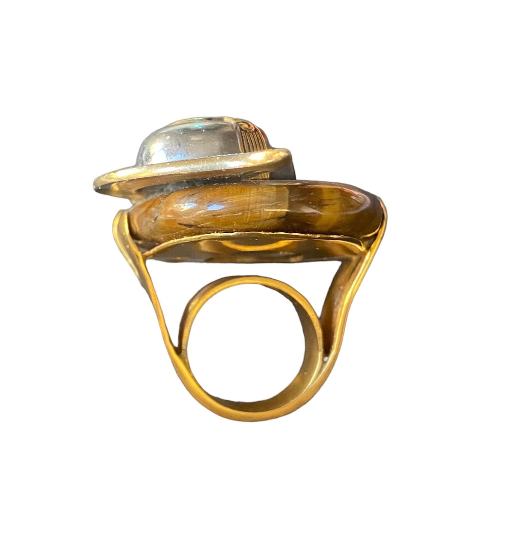 Anello unico. Upcycling elevato. Quarzo, bronzo placcato oro e elementi vintage. In condizioni Nuovo in vendita a ZARAGOZA, ES