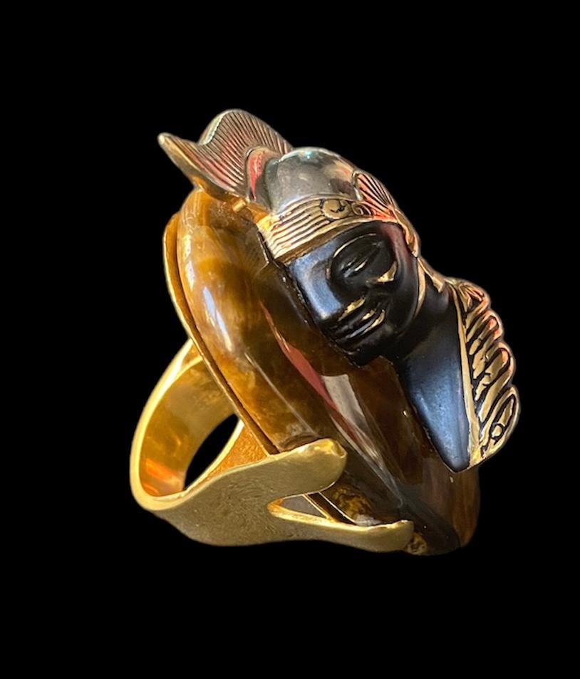 Anello unico. Upcycling elevato. Quarzo, bronzo placcato oro e elementi vintage. in vendita 3