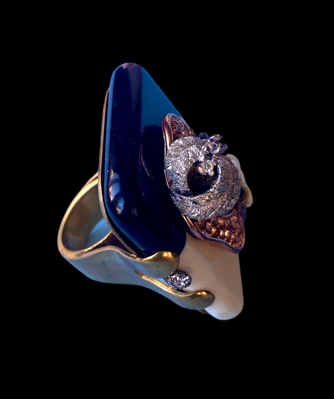 Anillo Único. High Upcycling. Resina, bronce chapado en oro y elementos vintage. en venta 6