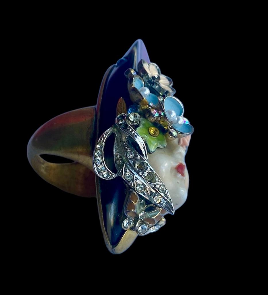 Anillo Único. High Upcycling. Resina, bronce chapado en oro y elementos vintage. en venta 6