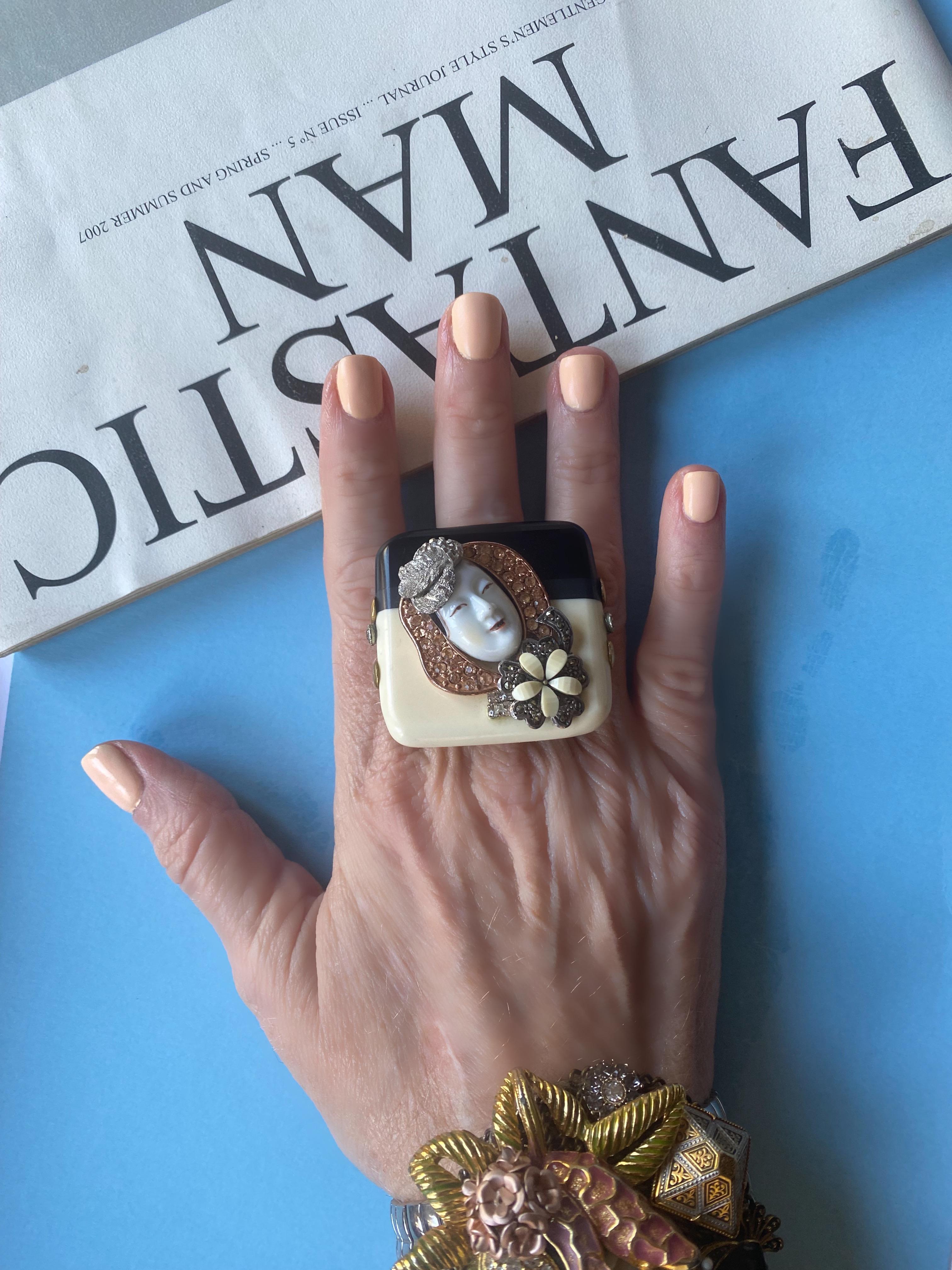 Anillo Único. High Upcycling. Resina, bronce chapado en oro y elementos vintage. en venta 10