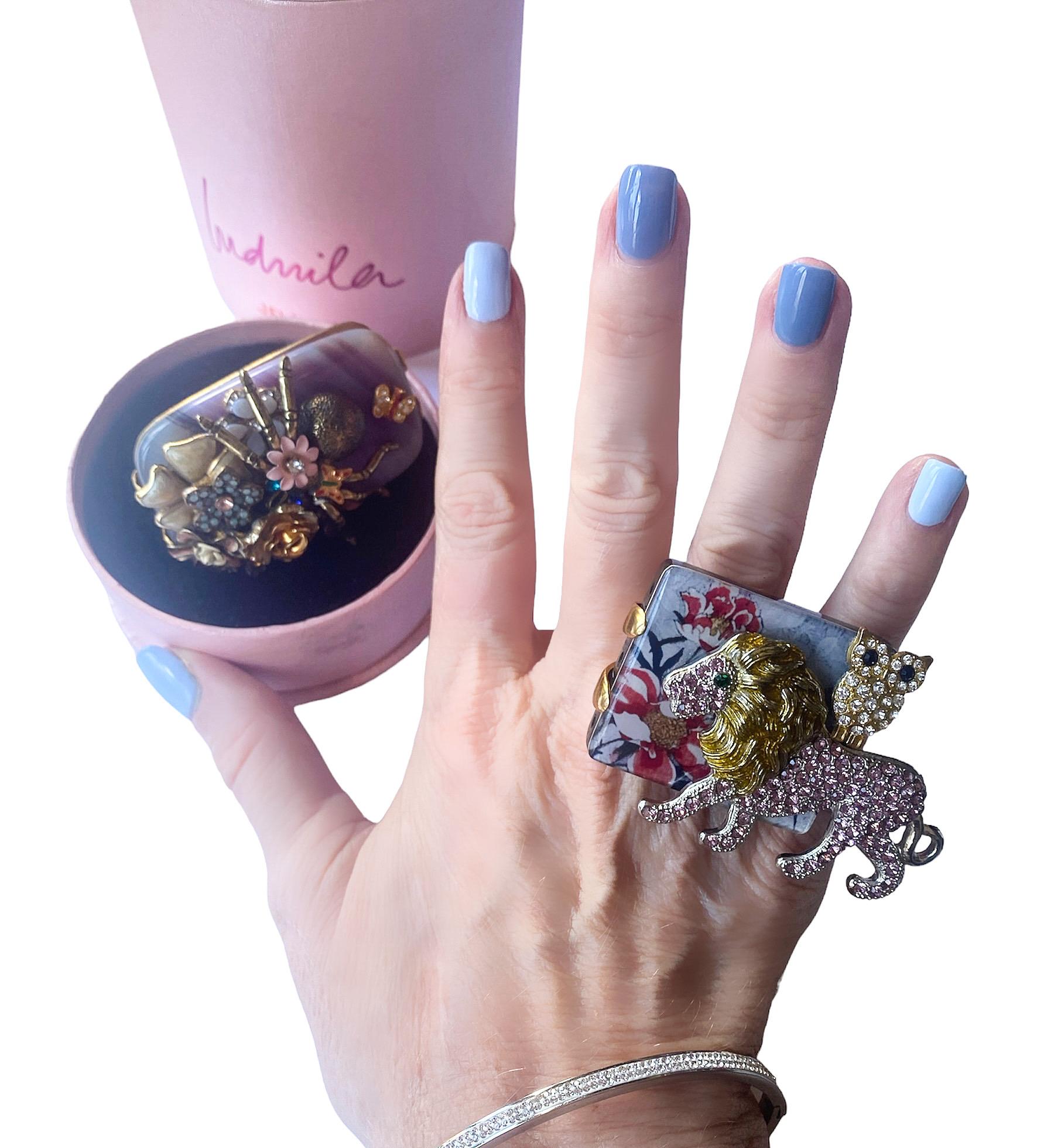 Questo è un pezzo unico, di 18 mm, creato per Ludmila Navarro, artista e designer di gioielli. Un gioiello totalmente fatto a mano che nasce da un processo sostenibile durante il quale l'artista recupera e migliora diversi gioielli ed elementi