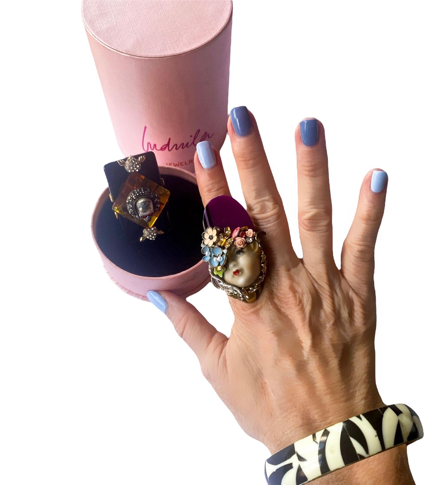 Se trata de una pieza única creada para Ludmila Navarro, artista plástica y diseñadora de joyas. Una joya totalmente artesanal que fue creada a partir de un proceso sostenible durante el cual recupera y mejora varias joyas y elementos antiguos y
