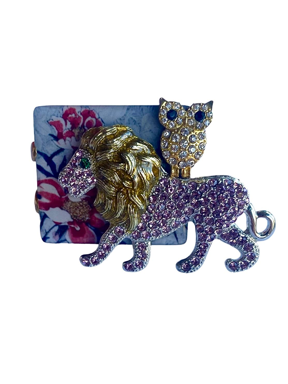 Artigiano Anello unico. Upcycling elevato. Resina, bronzo placcato oro ed elementi vintage. in vendita