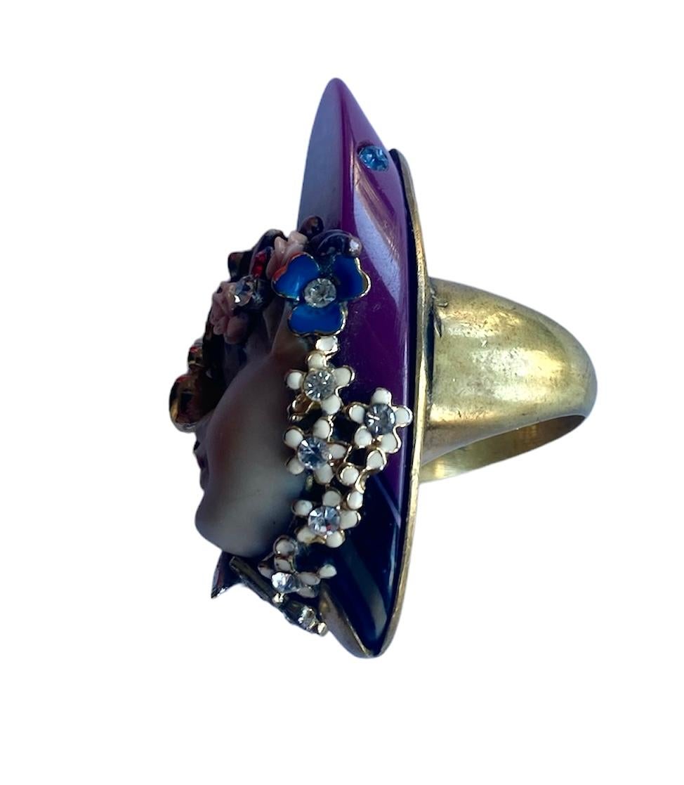Anillo Único. High Upcycling. Resina, bronce chapado en oro y elementos vintage. Artesano en venta