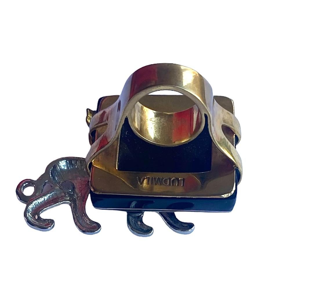 Anello unico. Upcycling elevato. Resina, bronzo placcato oro ed elementi vintage. In condizioni Nuovo in vendita a ZARAGOZA, ES