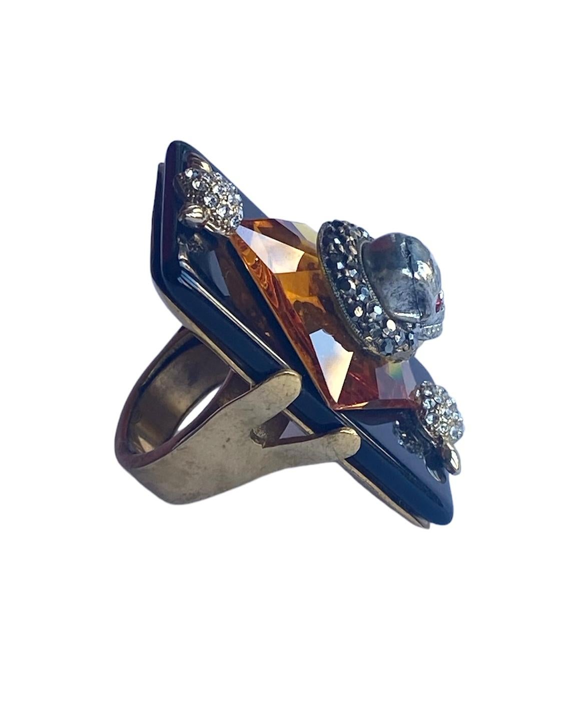 One Off Ring. High Upcycling. Resin, Gold Plated Bronze & Vintage Elements. In New Condition For Sale In ZARAGOZA, ES