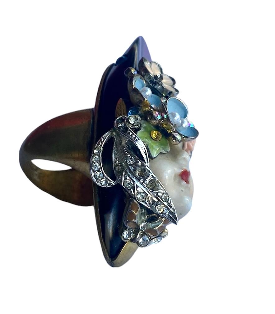 Anillo Único. High Upcycling. Resina, bronce chapado en oro y elementos vintage. en Nuevo estado para la venta en ZARAGOZA, ES