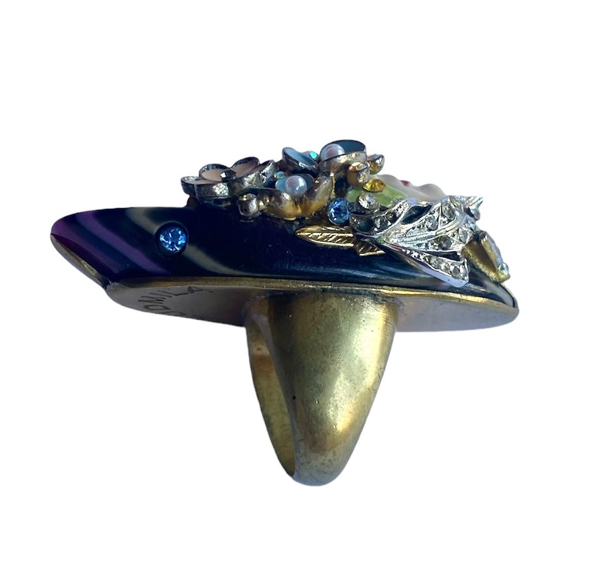 Femenino o masculino Anillo Único. High Upcycling. Resina, bronce chapado en oro y elementos vintage. en venta