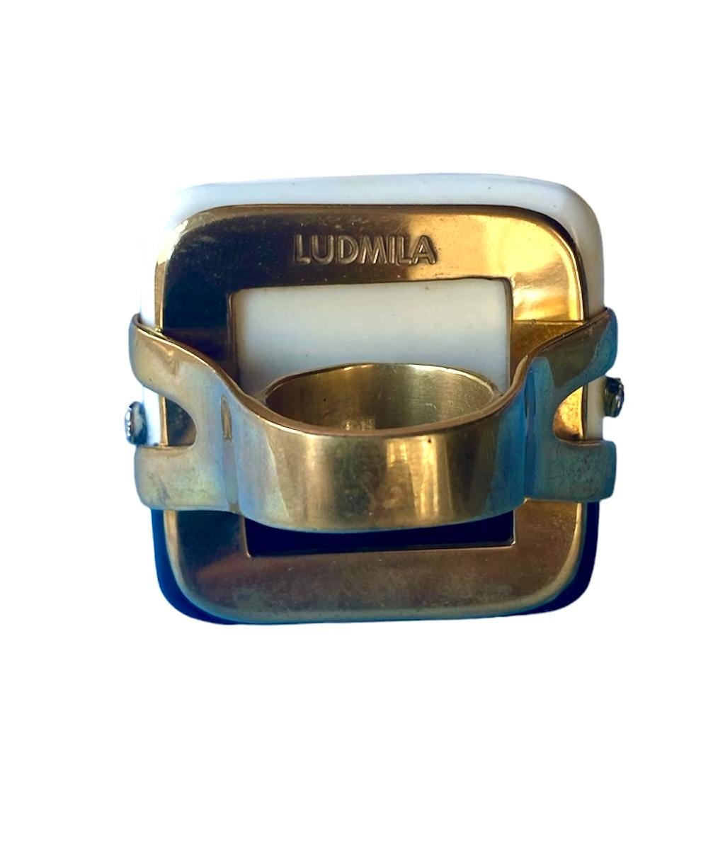 Anillo Único. High Upcycling. Resina, bronce chapado en oro y elementos vintage. en venta 1
