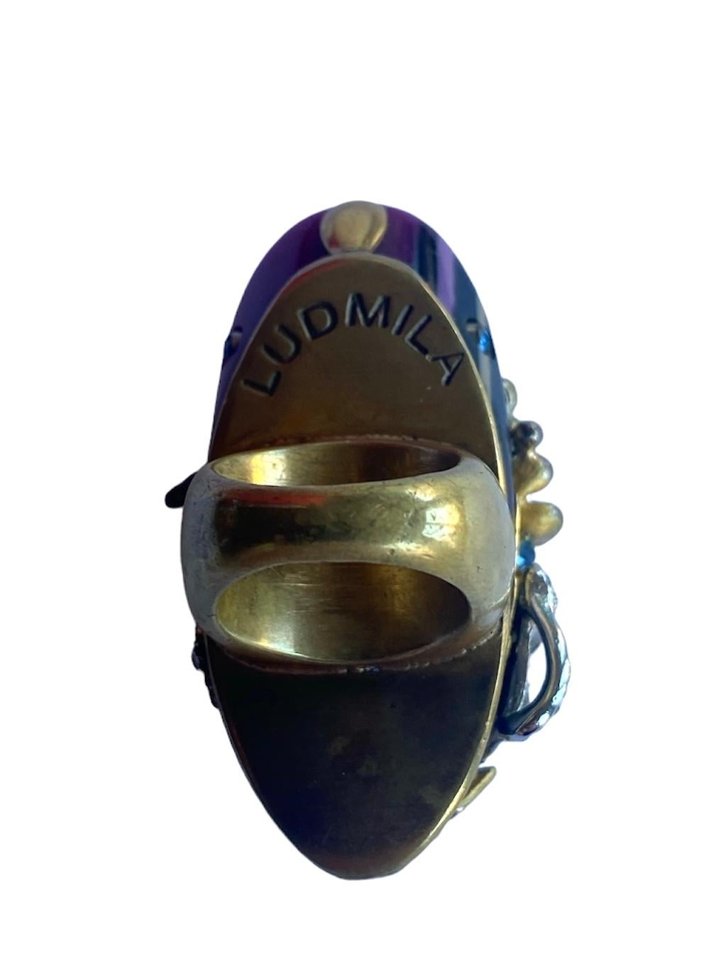 Anillo Único. High Upcycling. Resina, bronce chapado en oro y elementos vintage. en venta 1