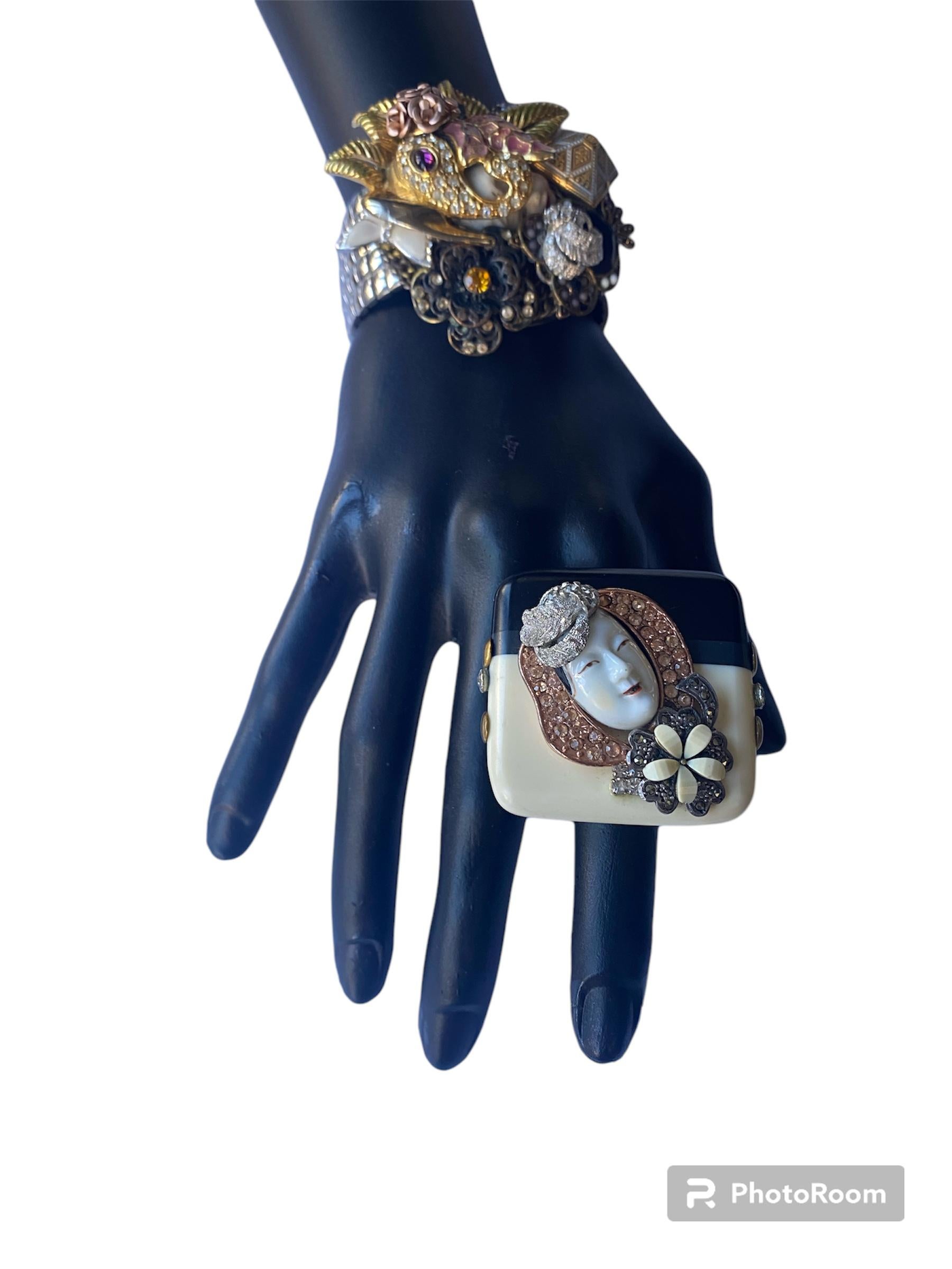 Anillo Único. High Upcycling. Resina, bronce chapado en oro y elementos vintage. en venta 2