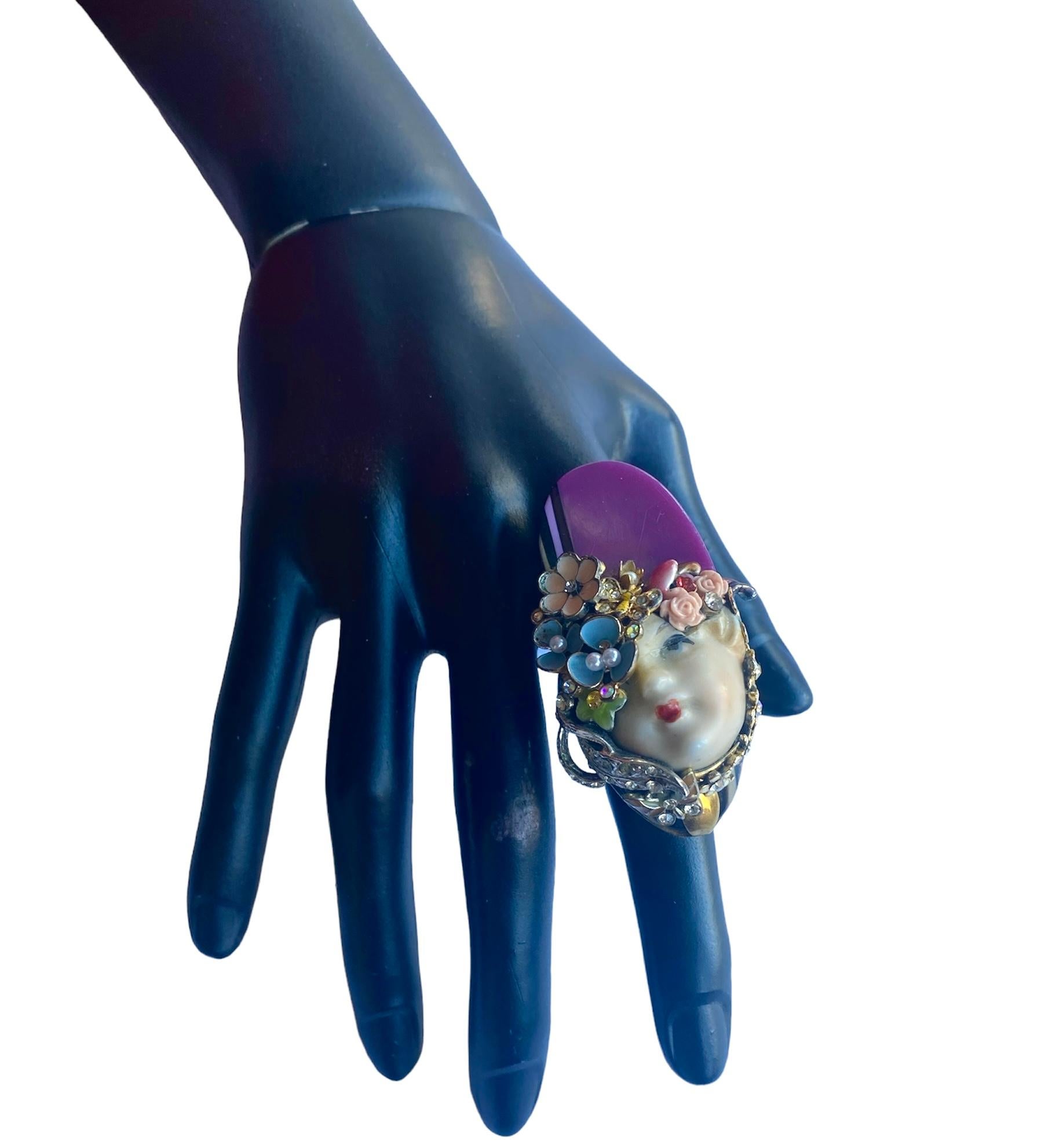 Anillo Único. High Upcycling. Resina, bronce chapado en oro y elementos vintage. en venta 2