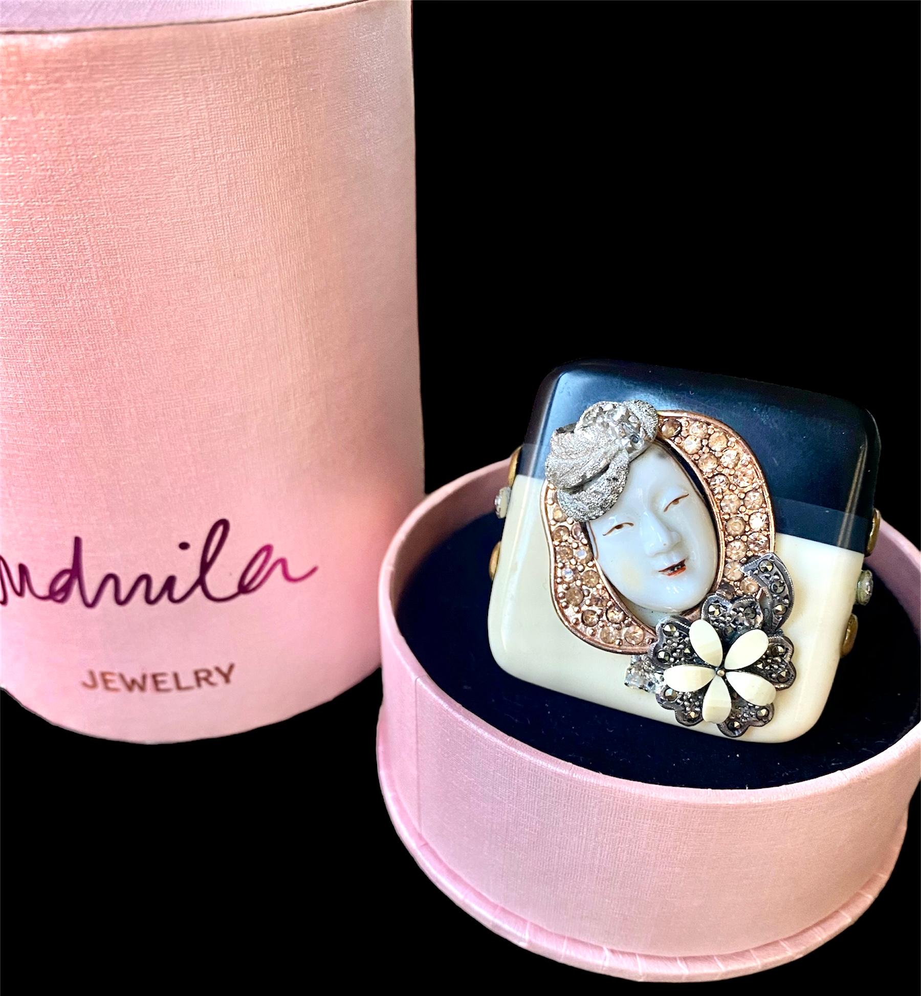Anillo Único. High Upcycling. Resina, bronce chapado en oro y elementos vintage. en venta 3
