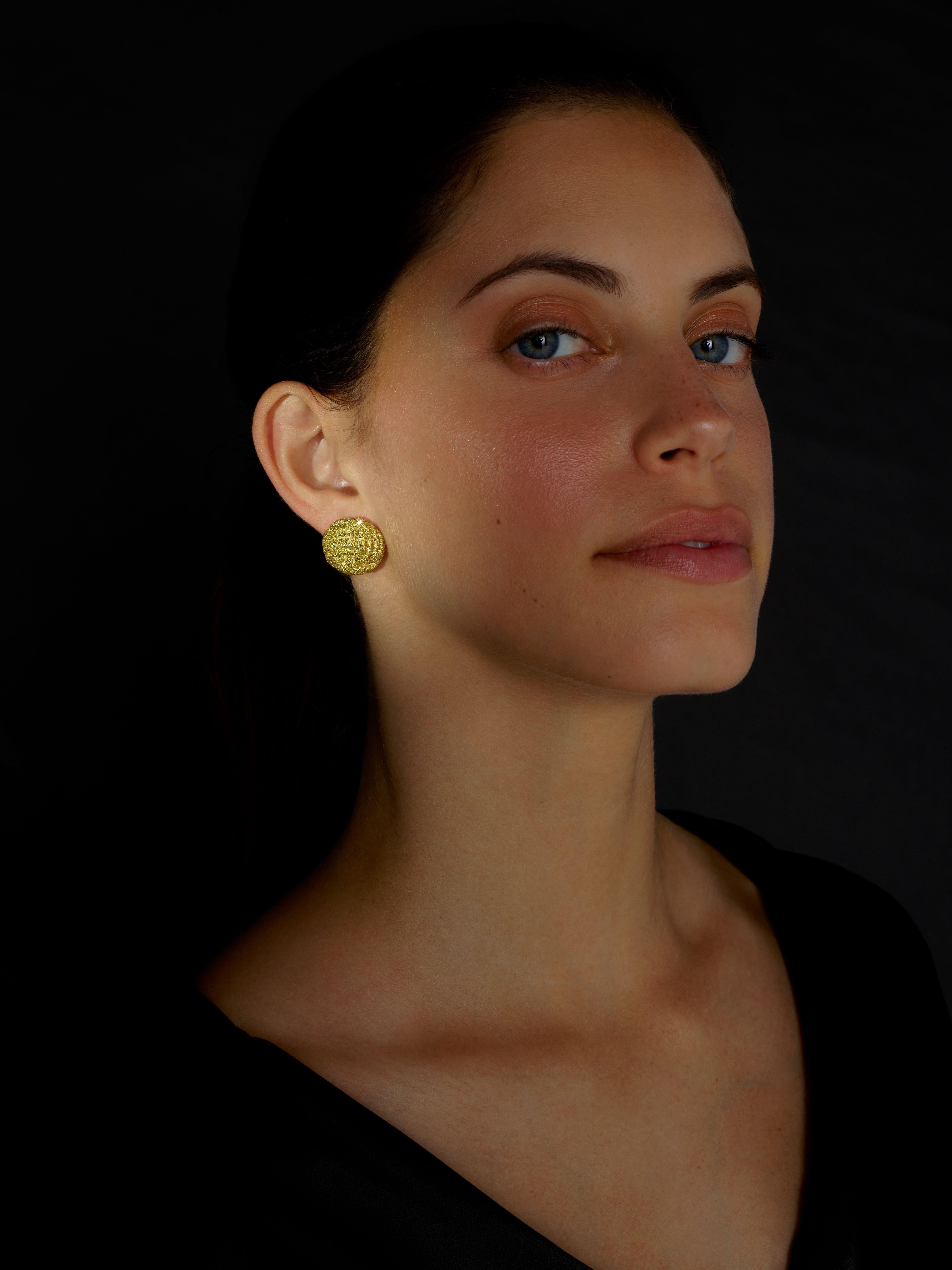 Rosior one-off earrings set in Yellow Gold featuring 660 natural yellow diamonds weighing 4,50 ct.
Unique piece.
Handmade in Portugal.
Stamped by the portuguese assay office as 19.2K Gold.
Stamped with Rosior hallmark.
Loyal to artisanal techniques,