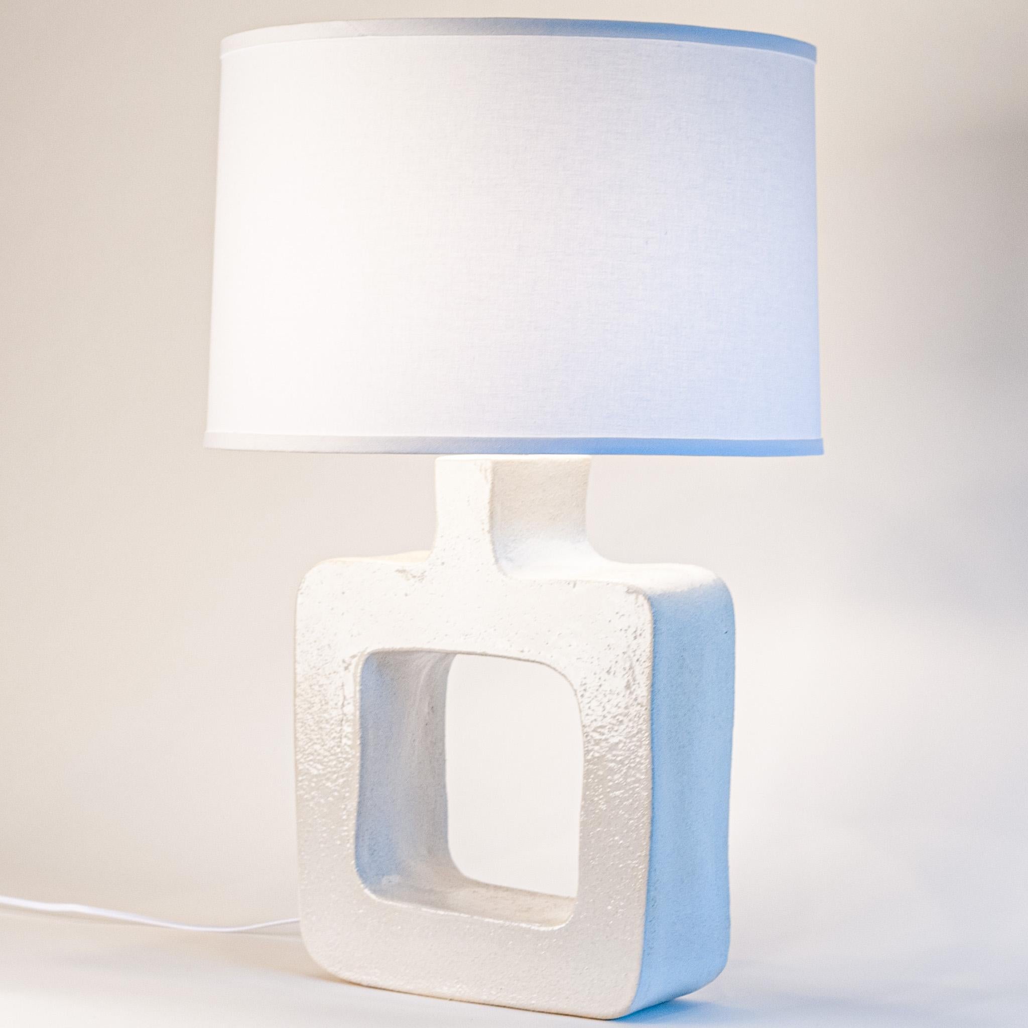 Con la Colección de Sobremesas One-Off te invitamos a explorar el cautivador mundo de las formas. Cada lámpara fusiona a la perfección el diseño contemporáneo con el arte de la geometría hecha a mano. Creados con losas de gres desbastadas para