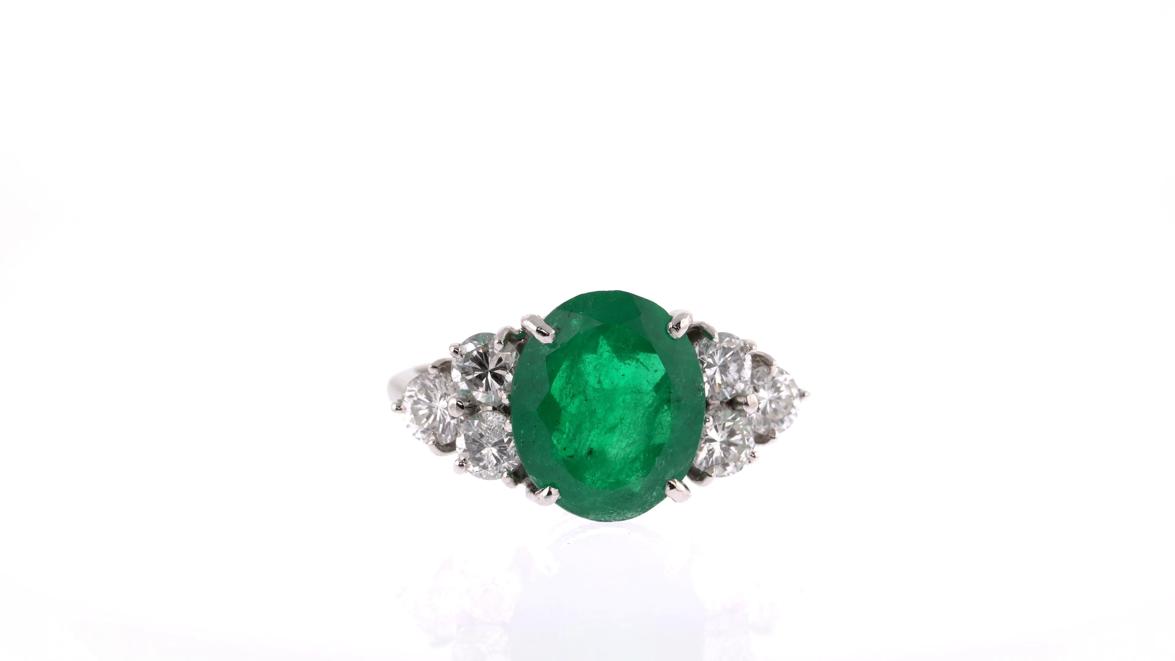 Women's or Men's 2.87 Carats Emerald Ring with Diamonds in White Gold For Sale