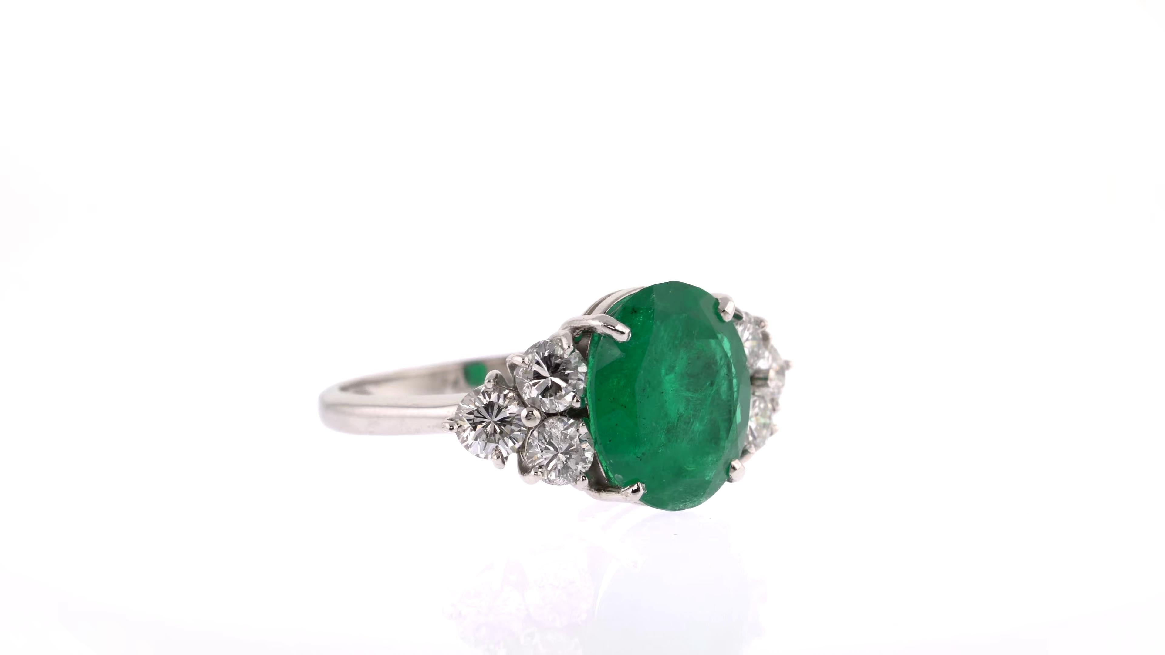 2.87 Carats Emerald Ring with Diamonds in White Gold In Excellent Condition For Sale In London, GB