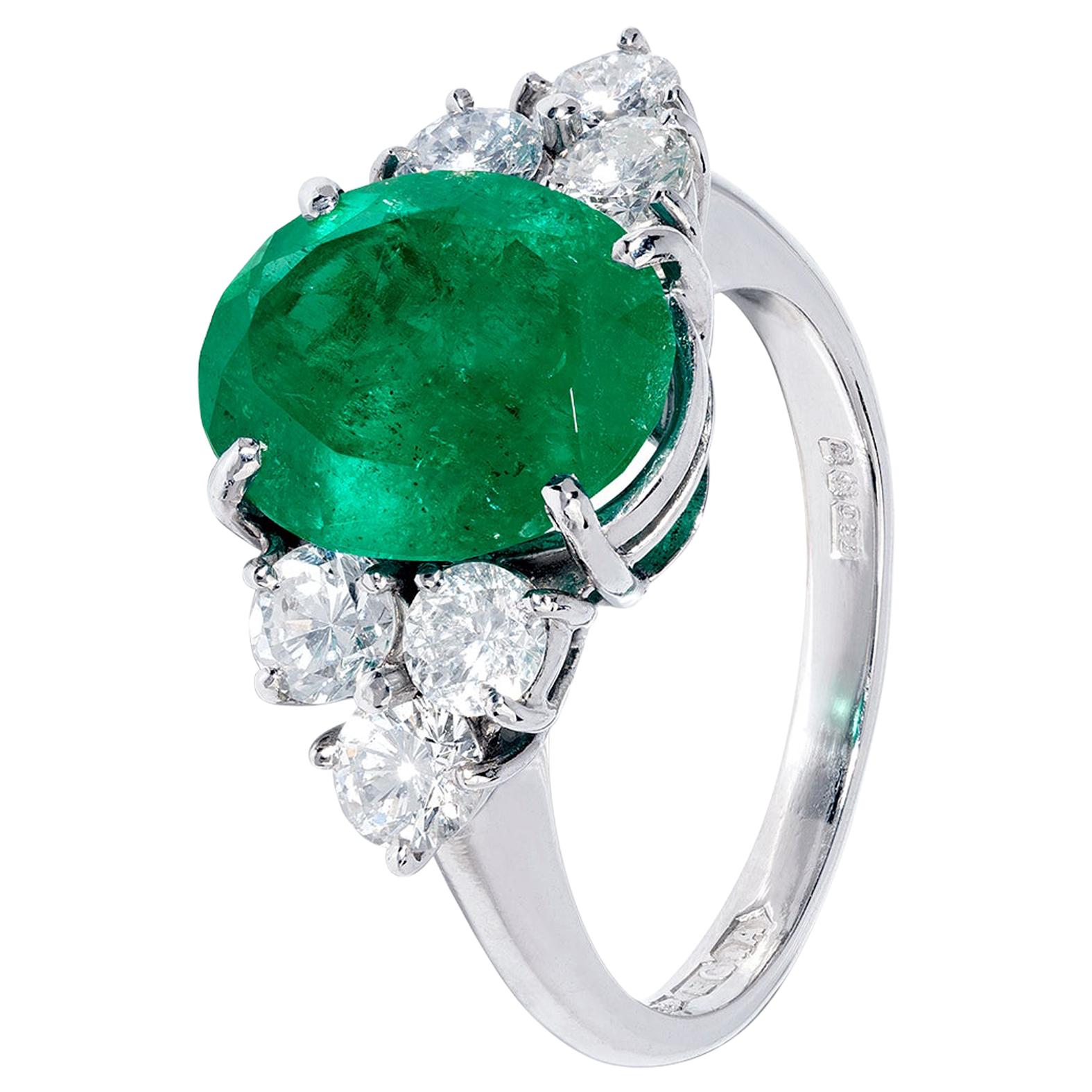 2.87 Carats Emerald Ring with Diamonds in White Gold For Sale