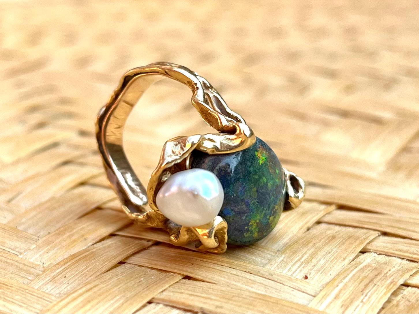 One sculptural ring ornamented with an opal and a baroque pearl - Switzerland, Circa 1980 - 18K Gold - Signed Gilbert Albert