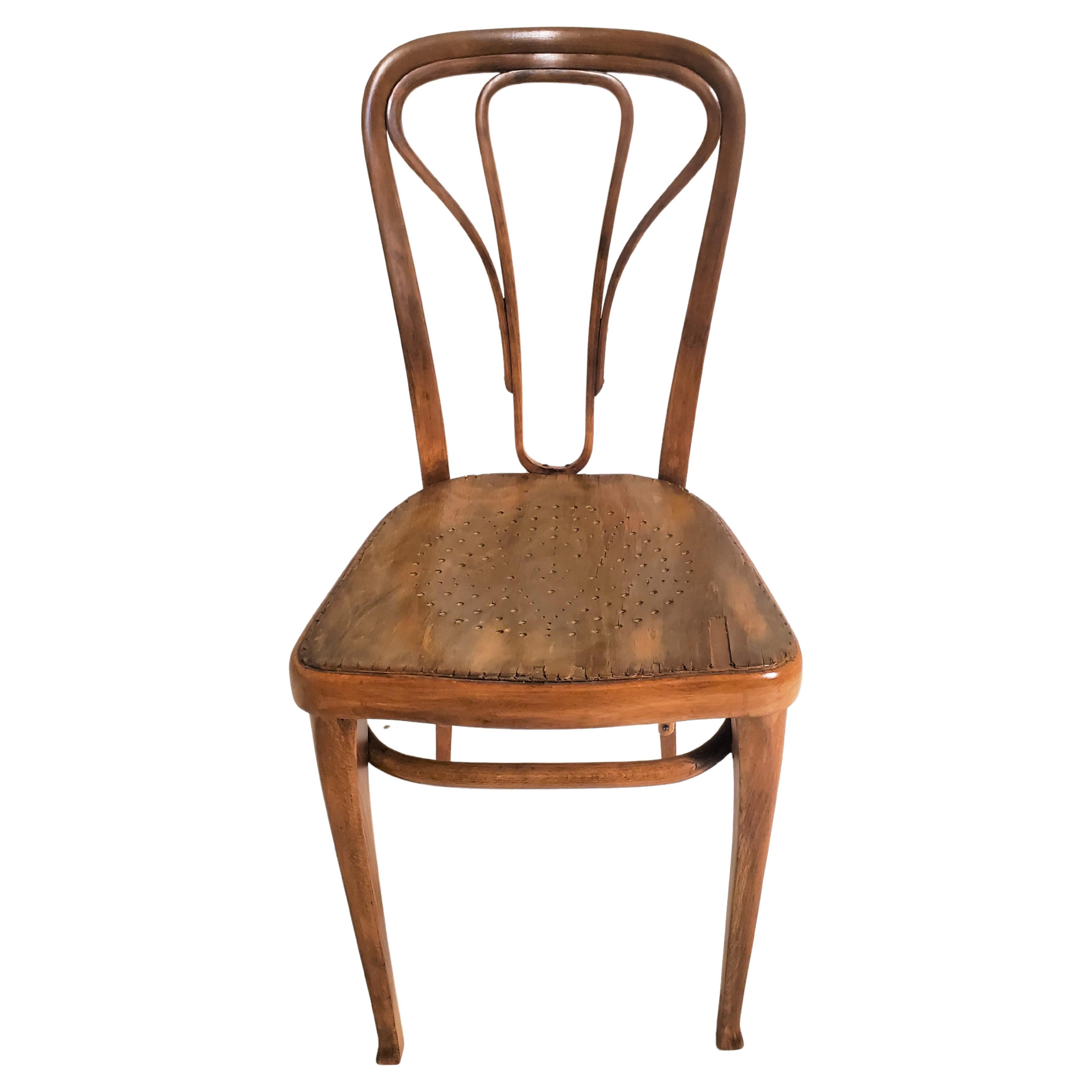 An original Wiener Werkstätte bentwood wood bistro chair by Thonet 
1870-1956. This authentic and elegant Austrian chair feature sinuous steamed wood in an organic style with Bauhaus, Vienna Secession details. 
Double curved back design extends