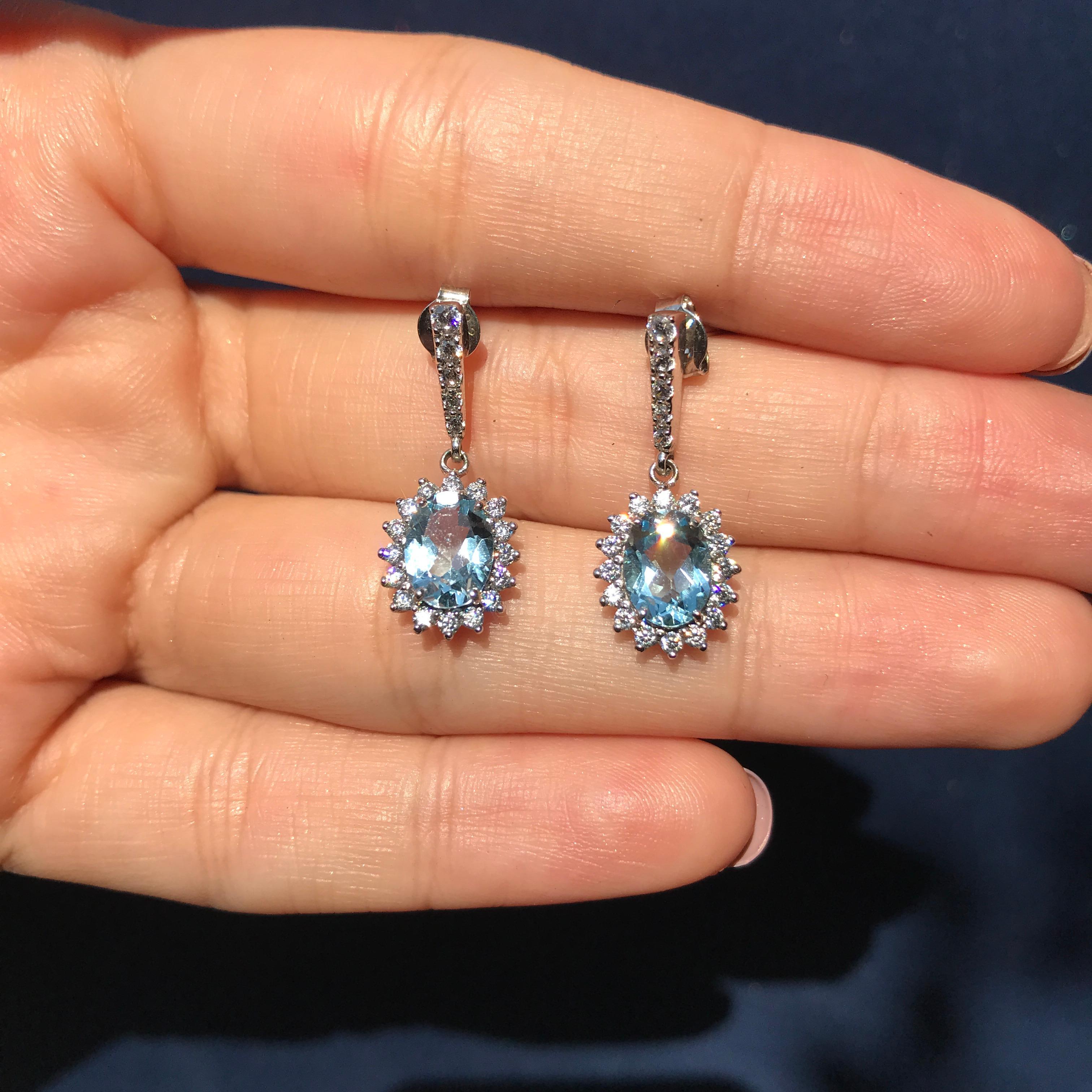 These blue topaz halo earrings are a luxurious beauty in 14K white gold. A halo of diamonds highlights the gemstone’s summery blue hue. Sparkling diamonds adorn the bale of extra brilliance. A perfect gift for your beloved one.

Information
Metal: