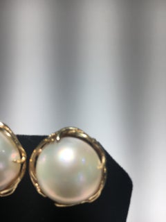 Un paio di orecchini con perle di 14 carati e mobide.  Grande scala e forma.