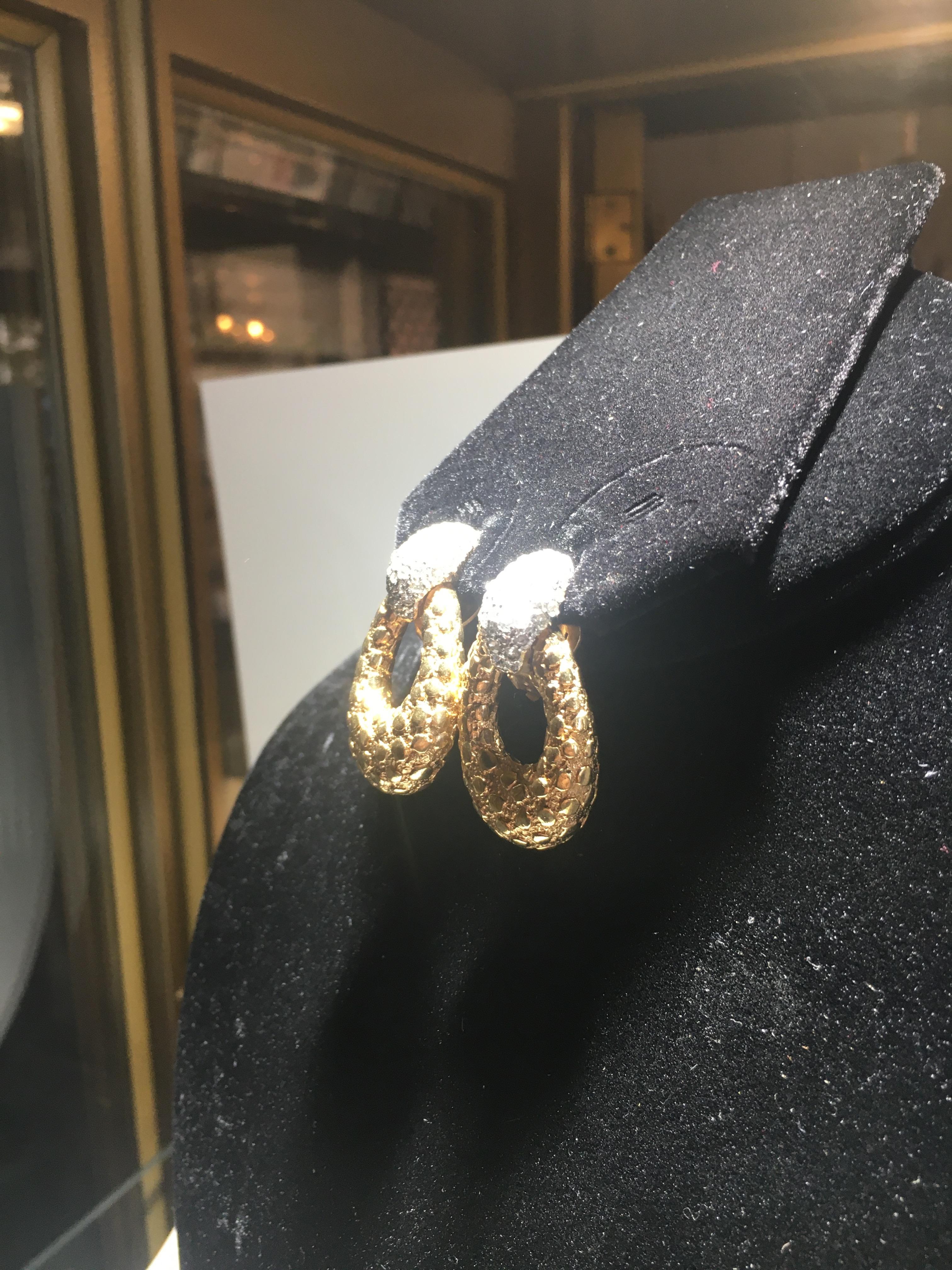 Donna Un paio di orecchini con perle di 14 carati e mobide.  Grande scala e forma. in vendita