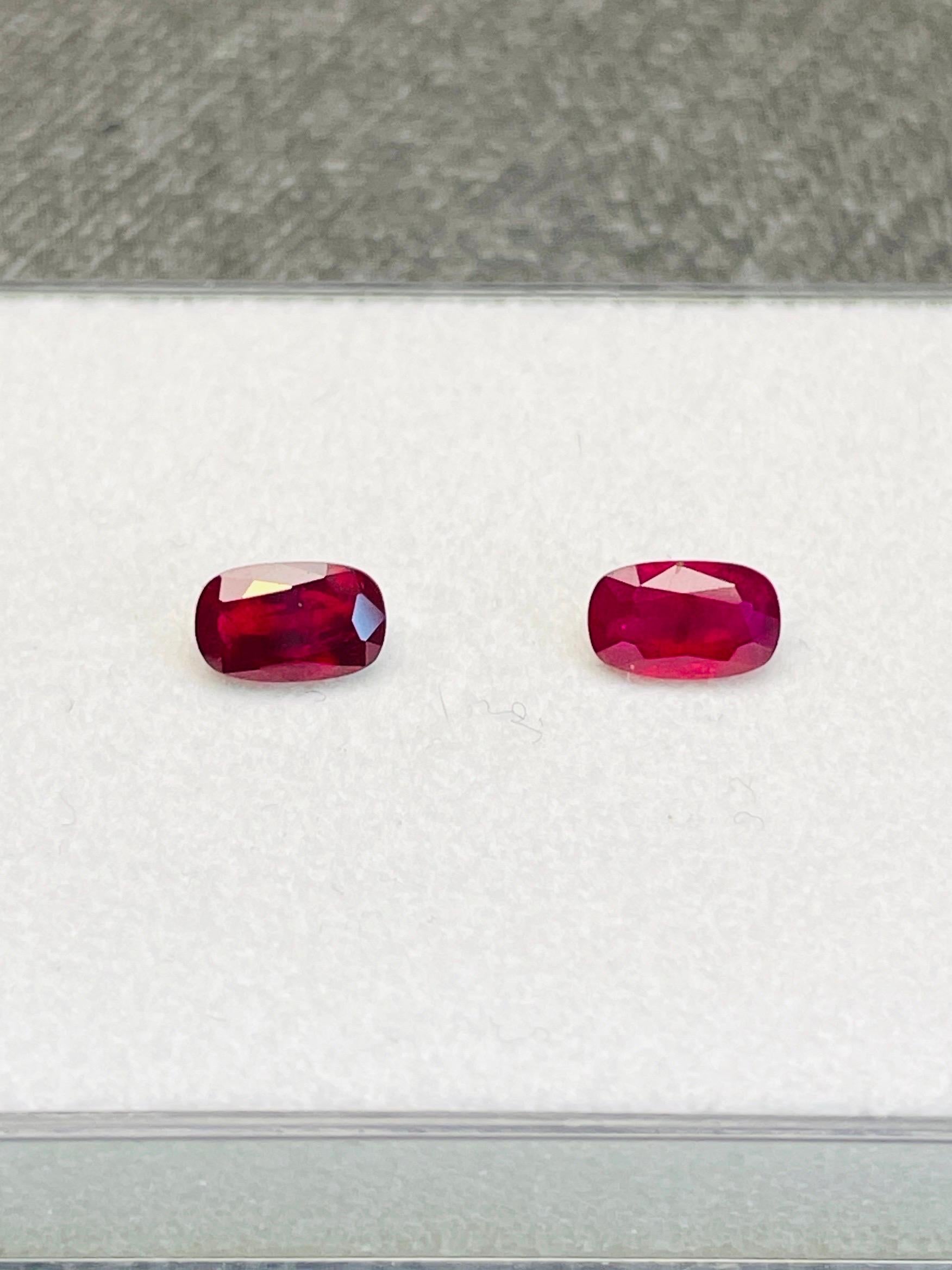 Paar Burma unerhitzter Rubin natürlich 
Gewicht : 1.39ct 2 Stück 
Herkunft: Myanmar (Birma) 
Farbe: Taubenblutfarbe 
Klarheit: Krone Auge sauber , ein Stück Rückseite kleine Höhle aus natürlichen Mine 
Zertifikat: AIGS GUILD 
