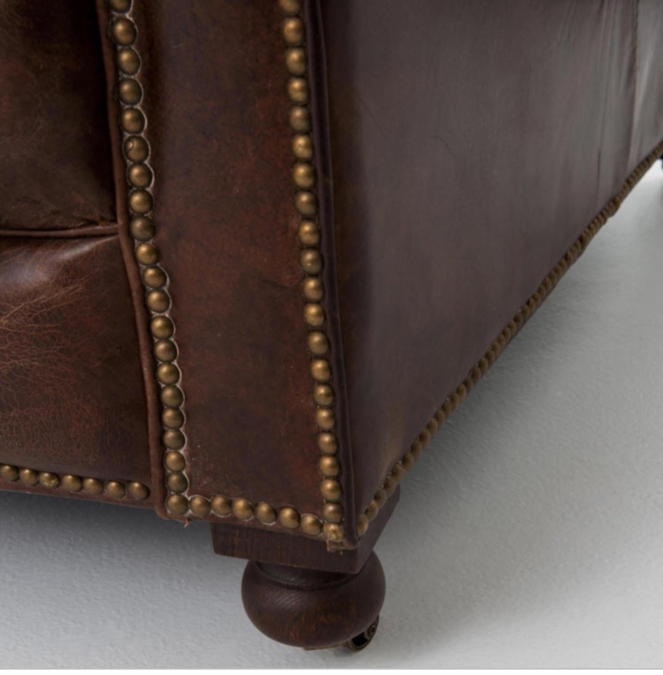 XXIe siècle et contemporain Une paire de cuir de style anglais Chesterfield, superbe couleur avec un motif appliqué à la main en vente