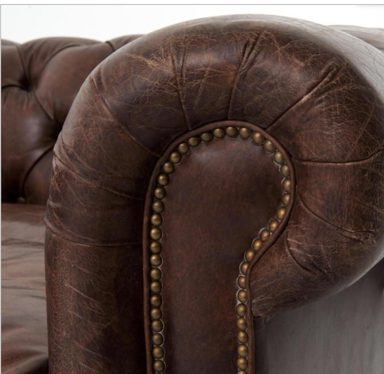 Cuir Une paire de cuir de style anglais Chesterfield, superbe couleur avec un motif appliqué à la main en vente