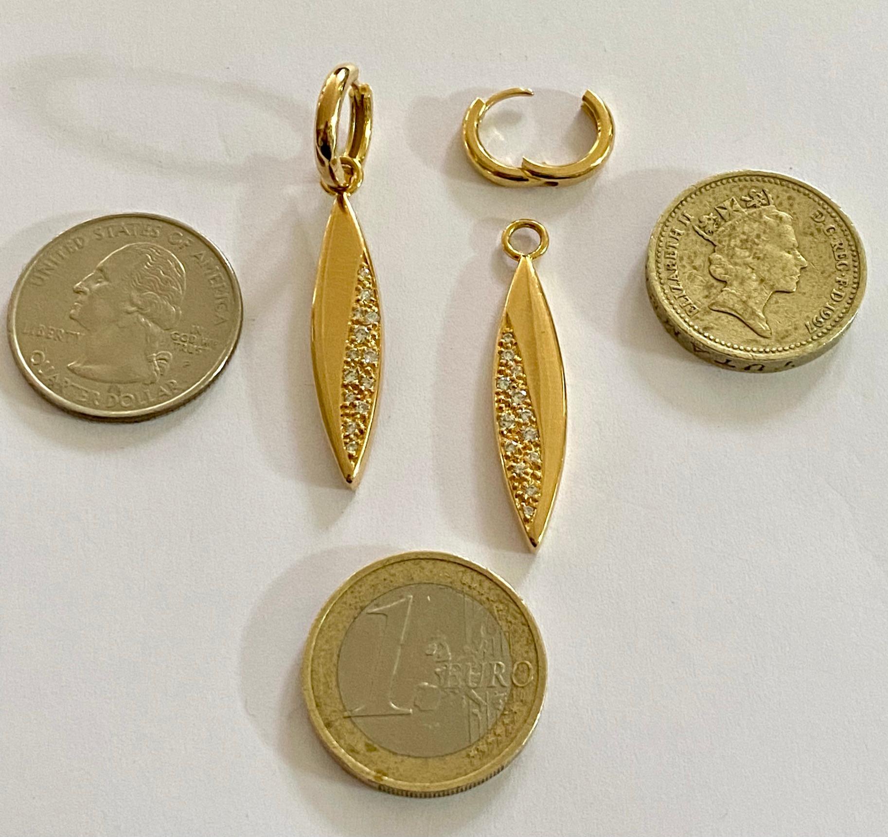 One Pair of 18 Karat Yellow Gold Earrings, Set with Diamonds, Germany, 1970 In Excellent Condition In Heerlen, NL