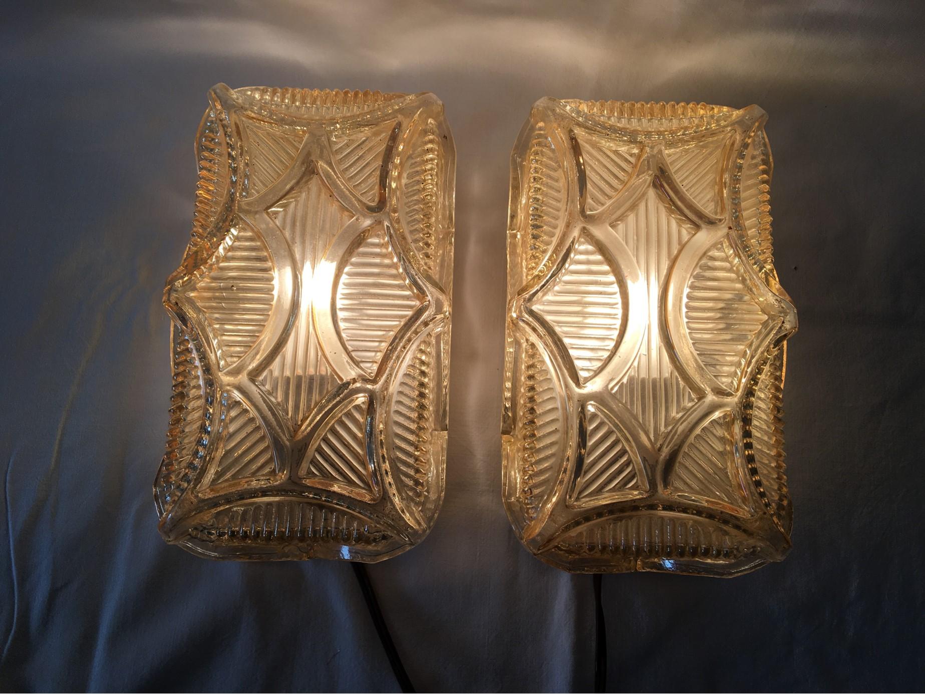 A lovely, nice pair of German 1950s Art Deco Style Wall Lamps. Each requires one E 26 / 27 Edison Bulb with a maximum of up to 60 Watts for beautiful lighting effect. Rewired for US Market. and Standards.