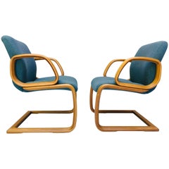 Un par de sillones de madera laminada curvada de los años 80