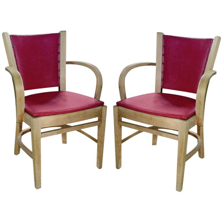 Une paire de chaises à accoudoirs en bois courbé de style Art Déco.