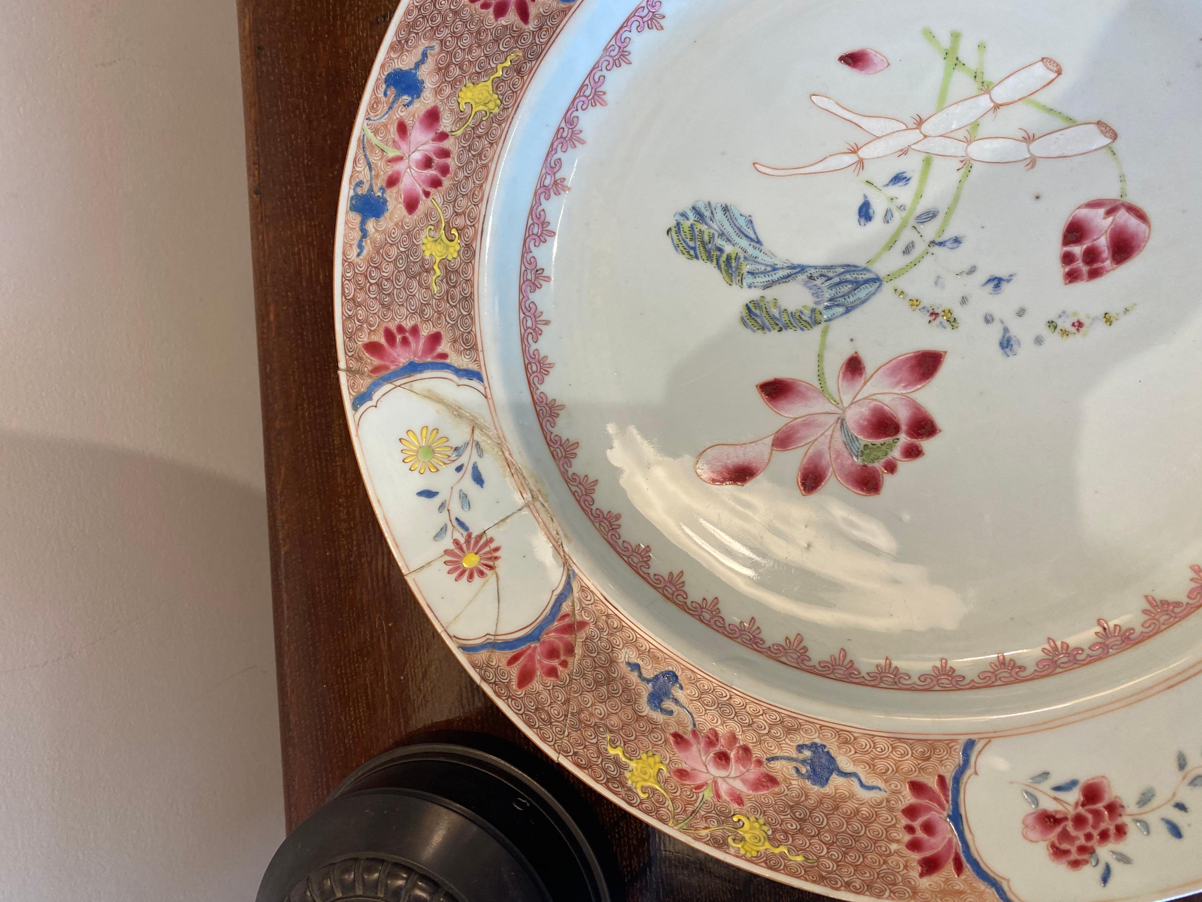 XVIIIe siècle et antérieur Une paire d'exportations chinoises pour le marché anglais, l'une avec une réparation ancienne. en vente