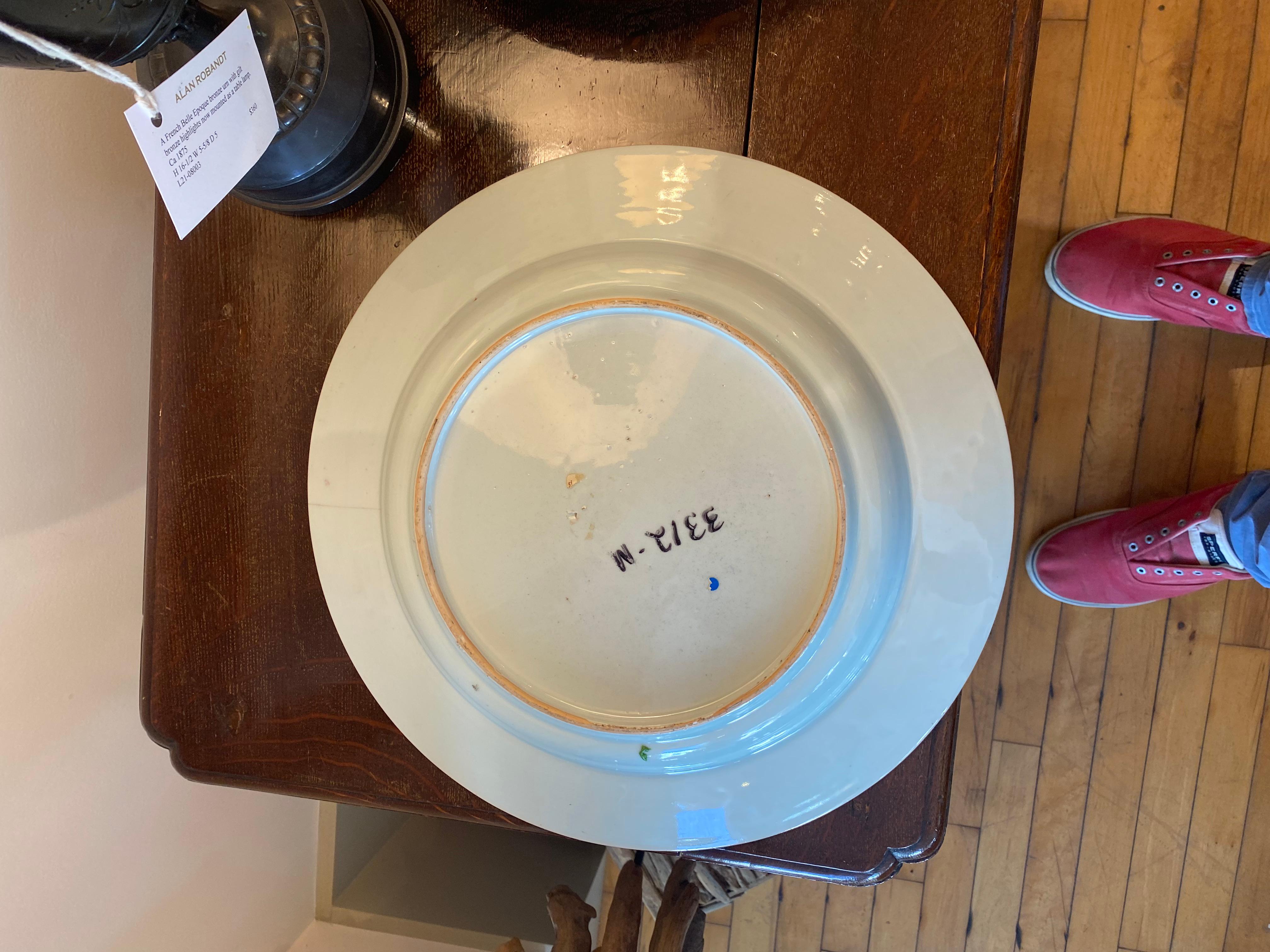 Porcelaine Une paire d'exportations chinoises pour le marché anglais, l'une avec une réparation ancienne. en vente