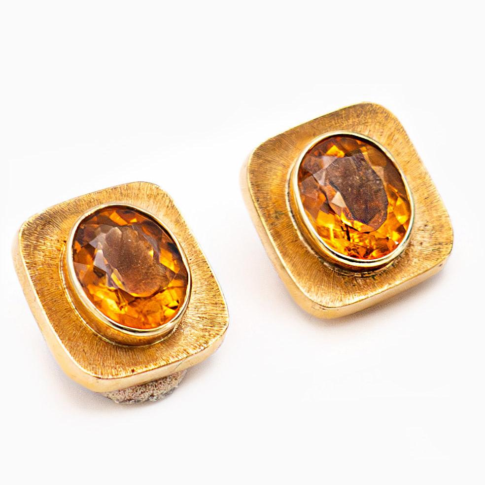 A beautiful pair of Citrine earrings designed by Burle Marx. The 4 carat faceted oval citrine displays a tangerine yellow hue, bezel set in an 18 karat yellow gold abstract design earrings. The backs of the earrings are signed “Burle Marx” and