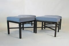 Une paire de tabourets de pied ou d'ottomans Edward Wormley Dunbar quatre disponibles