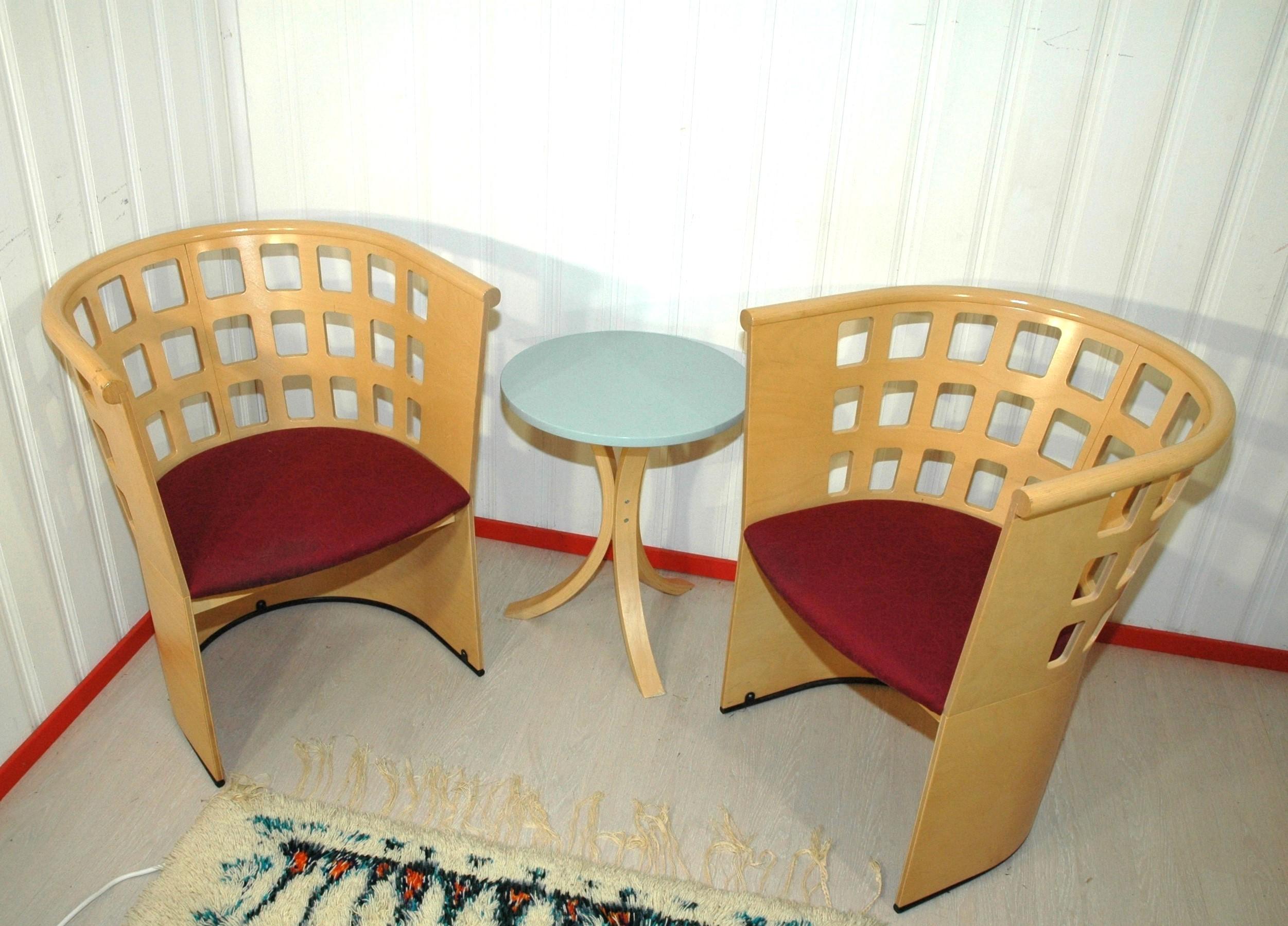 Eero Aarnio ist einer der großen finnischen Designer mit mehreren internationalen Auszeichnungen und bekannten Möbeln wie dem Ball Chair.
Er arbeitete unter anderem mit der finnischen Möbelfirma ASKO zusammen, wo er die Serie Ruutu (Quadrat)