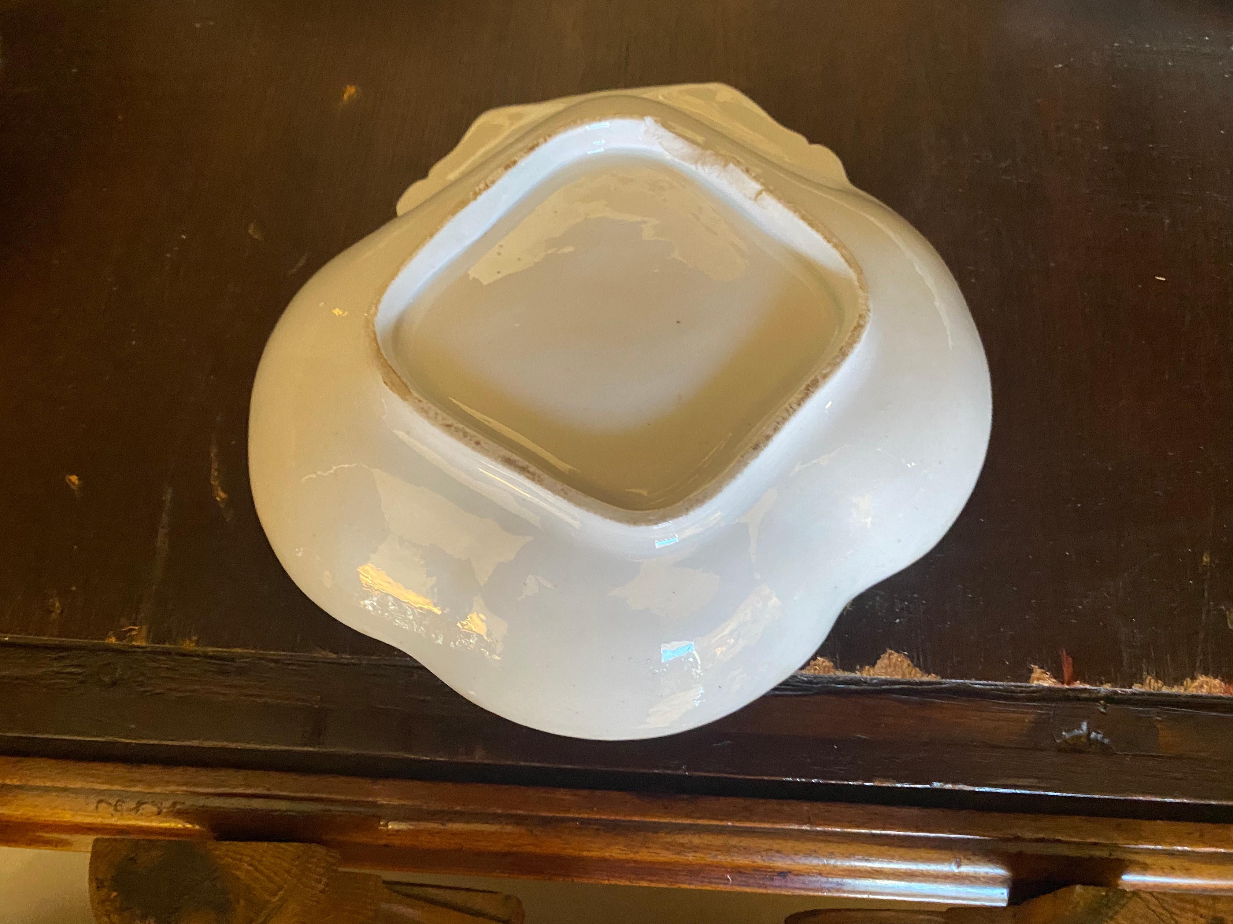 Une paire de plats de service à motif Imari en pierre de fer de style Régence anglaise. 