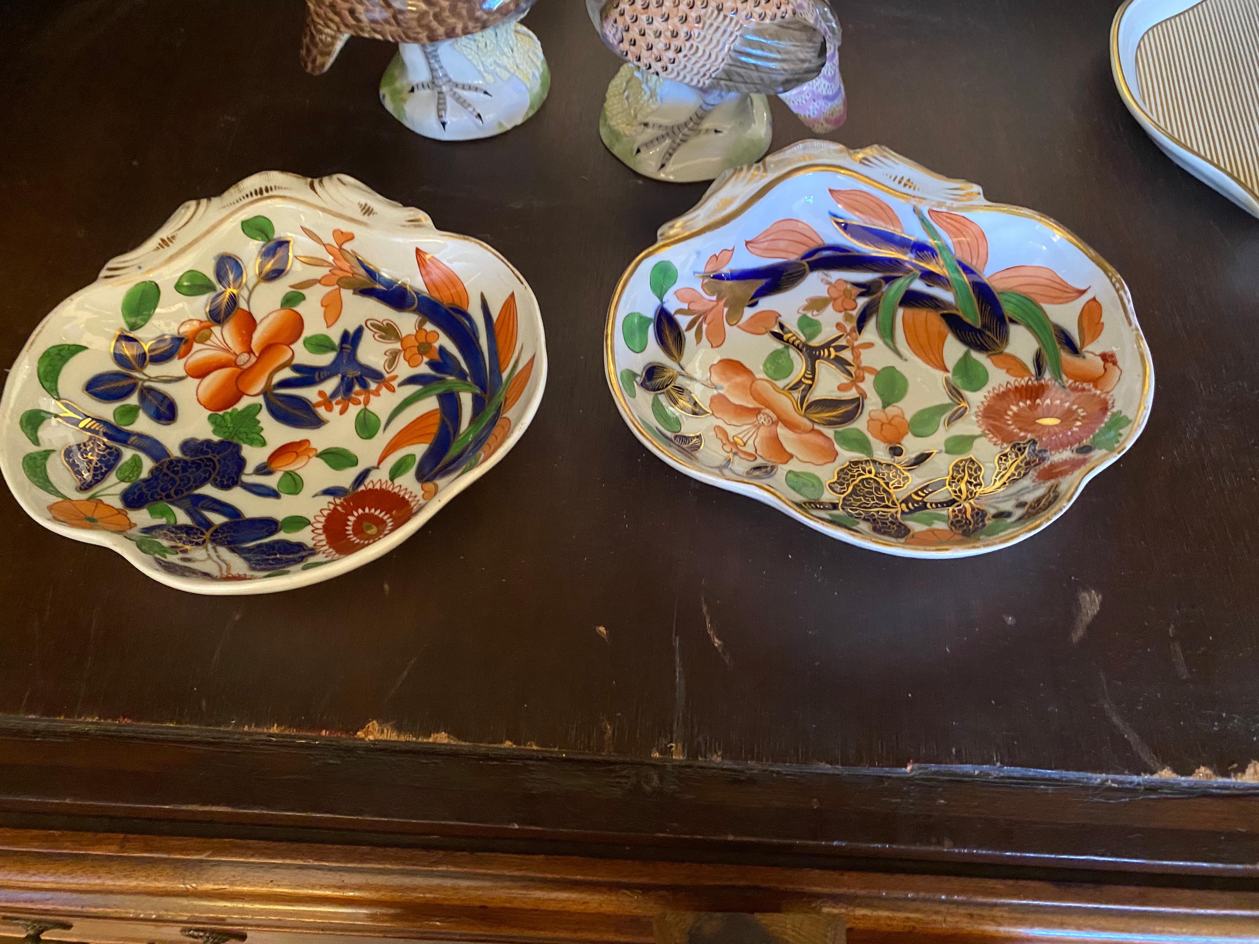 XIXe siècle Une paire de plats de service en pierre de fer Imari de style Régence anglaise. 1825 en vente