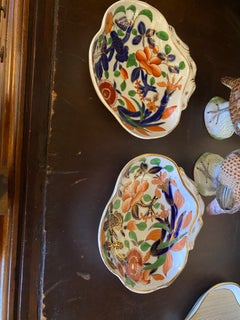 Une paire de plats de service en pierre de fer Imari de style Régence anglaise. 1825
