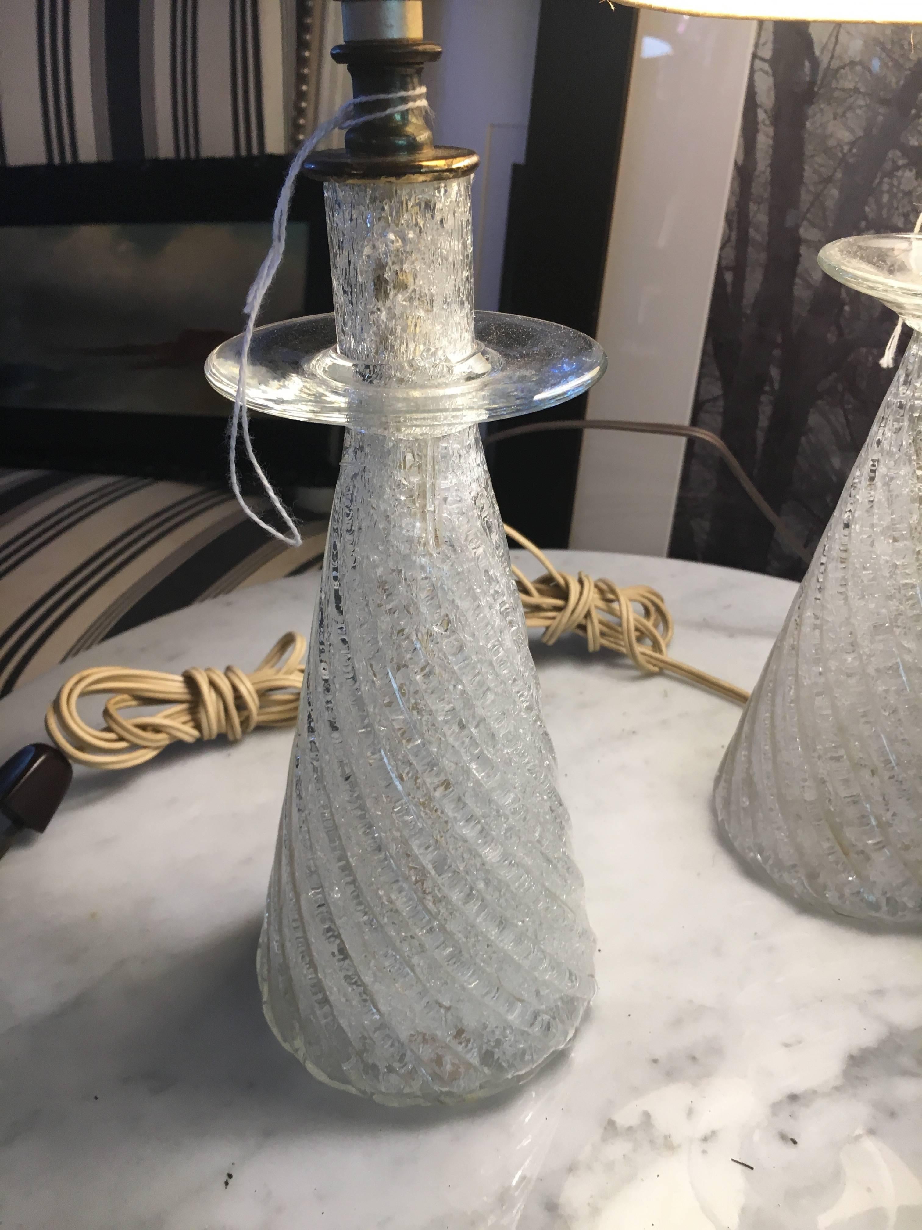 Ein Paar italienische Glas-Tischlampen aus der Mitte des Jahrhunderts in schönem Maßstab (Hollywood Regency) im Angebot