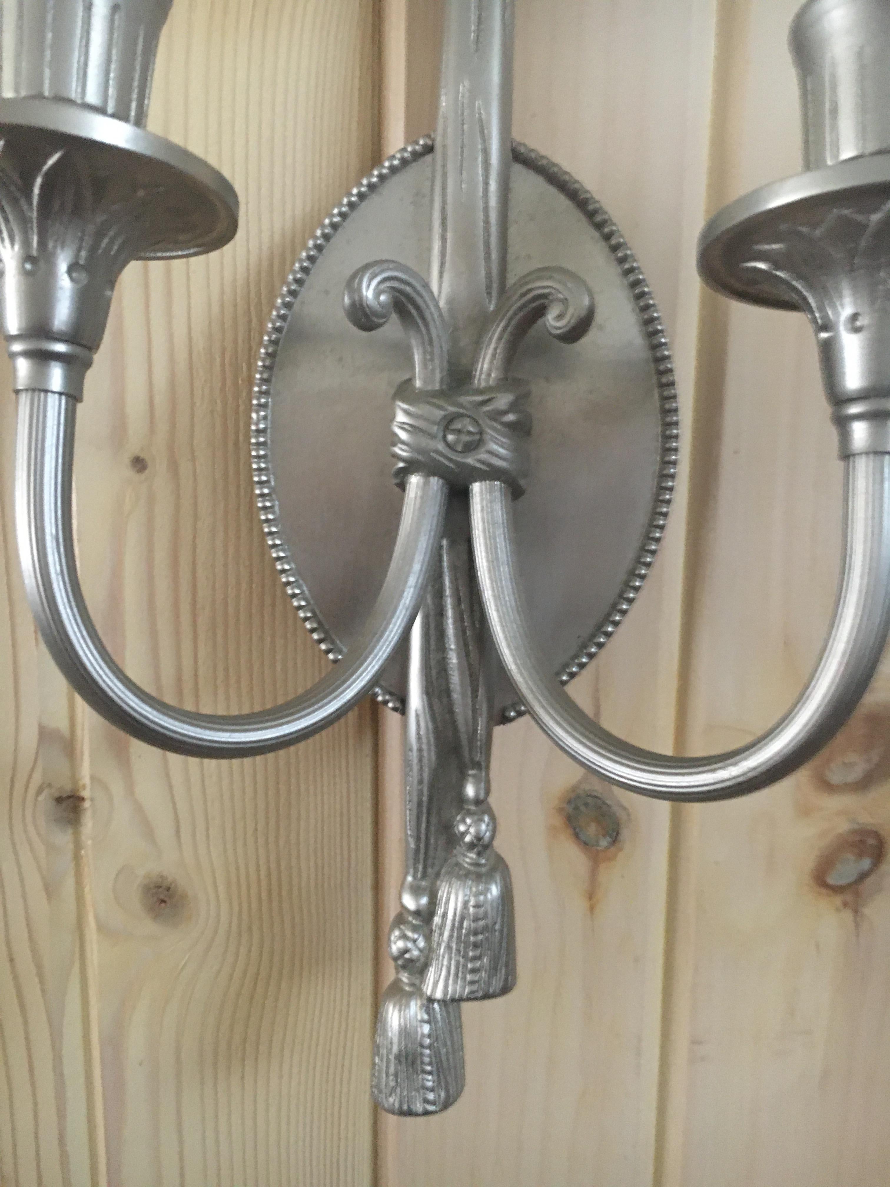 Un par de apliques de pared de dos brazos estilo Luis XV con acabado plateado, muy elagante Francés en venta